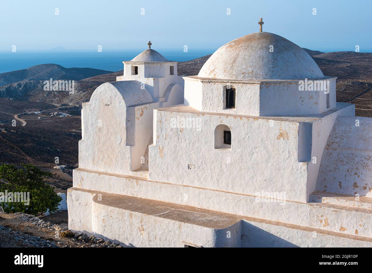 Chiesa di Panagia o Vergine Maria sopra la città di Chora a Folegandros, Grecia Foto Stock