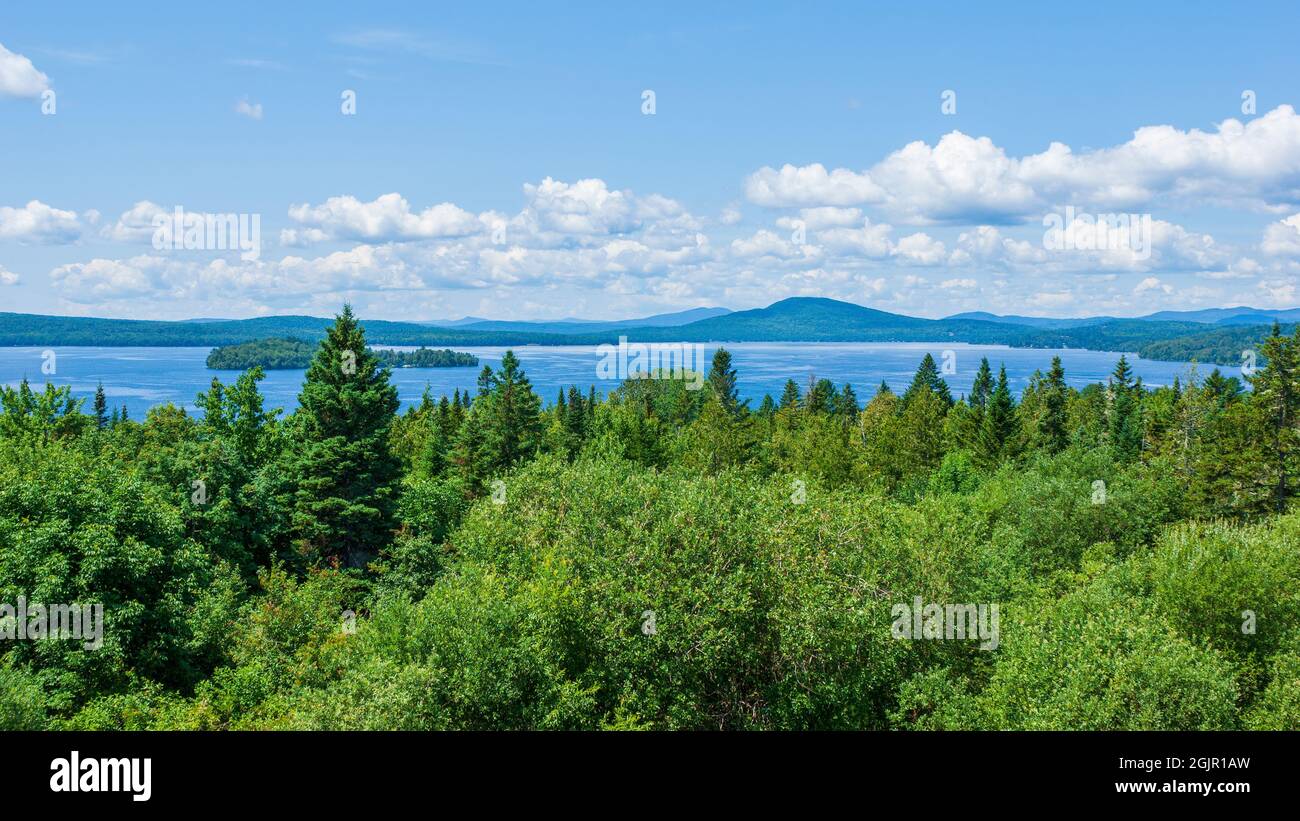 Vista panoramica del lago Rangeley, del monte Bald e delle lontane creste delle Boundary Mountains, oltre una foresta di legni di latifoglie del nord degli Appalachi. Foto Stock