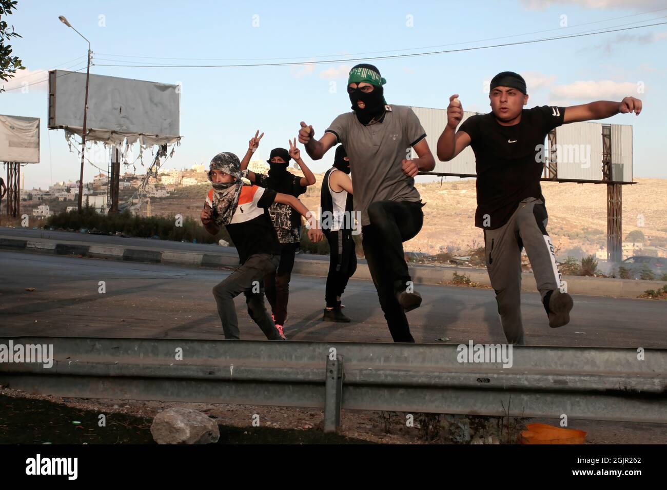 Nablus, Palestina. 11 Settembre 2021. I palestinesi si vedono gettare pietre durante la manifestazione. I palestinesi hanno tenuto una manifestazione solidale con i prigionieri palestinesi detenuti nelle carceri israeliane vicino al checkpoint di Hawara, a sud di Nablus in Cisgiordania, e ci sono circa 5,000 prigionieri nelle carceri israeliane. (Foto di Nasser Ishtayeh/SOPA Images/Sipa USA) Credit: Sipa USA/Alamy Live News Foto Stock