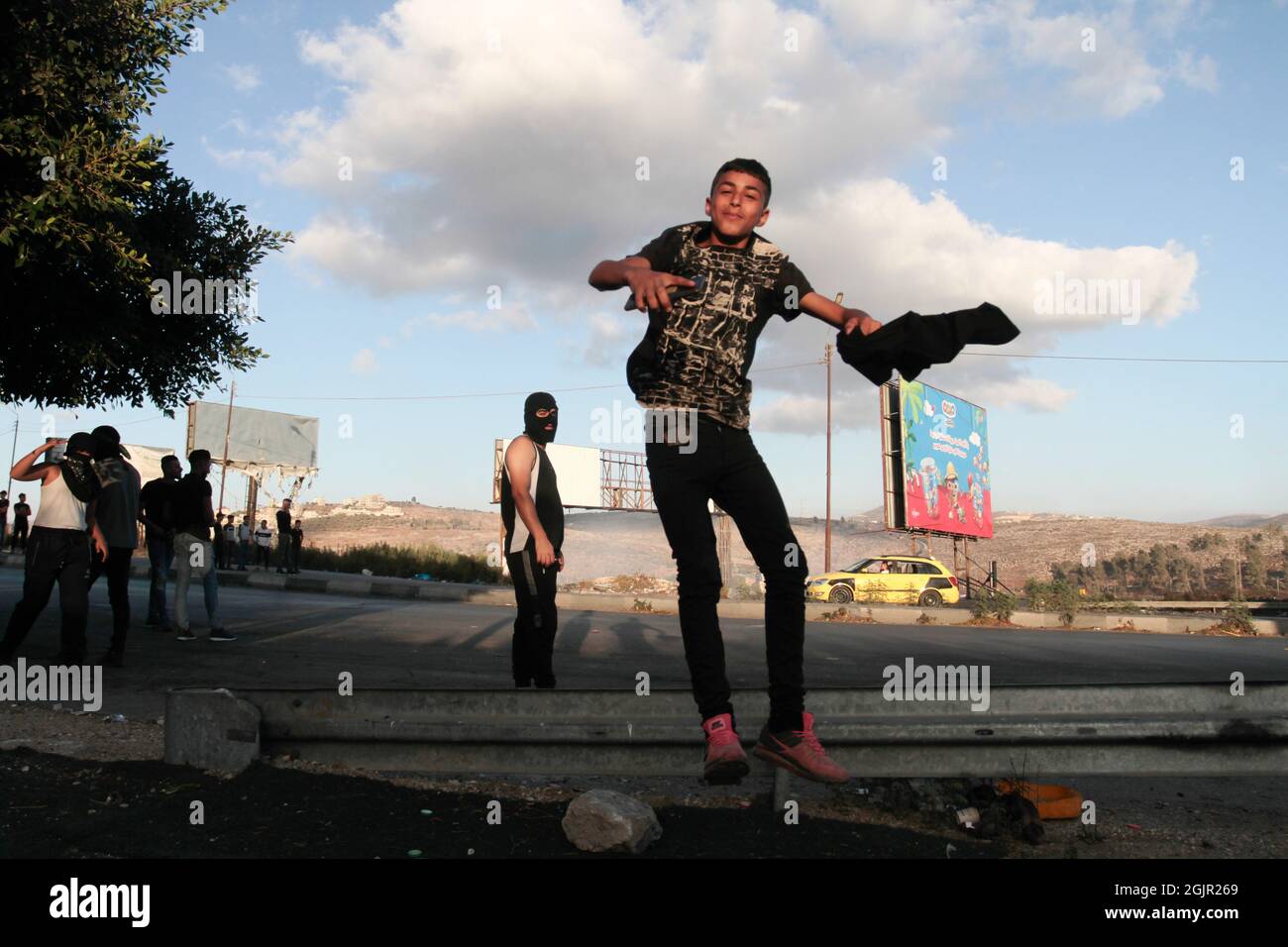 Nablus, Palestina. 11 Settembre 2021. Un palestinese ha visto gettare pietre durante la manifestazione. I palestinesi hanno tenuto una manifestazione solidale con i prigionieri palestinesi detenuti nelle carceri israeliane vicino al checkpoint di Hawara, a sud di Nablus in Cisgiordania, e ci sono circa 5,000 prigionieri nelle carceri israeliane. (Foto di Nasser Ishtayeh/SOPA Images/Sipa USA) Credit: Sipa USA/Alamy Live News Foto Stock