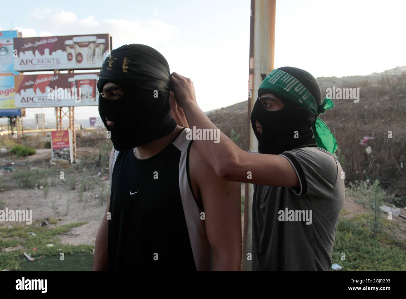 Nablus, Palestina. 11 Settembre 2021. Un palestinese mascherato aiuta il suo collega durante la manifestazione. I palestinesi hanno tenuto una manifestazione solidale con i prigionieri palestinesi detenuti nelle carceri israeliane vicino al checkpoint di Hawara, a sud di Nablus in Cisgiordania, e ci sono circa 5,000 prigionieri nelle carceri israeliane. (Foto di Nasser Ishtayeh/SOPA Images/Sipa USA) Credit: Sipa USA/Alamy Live News Foto Stock