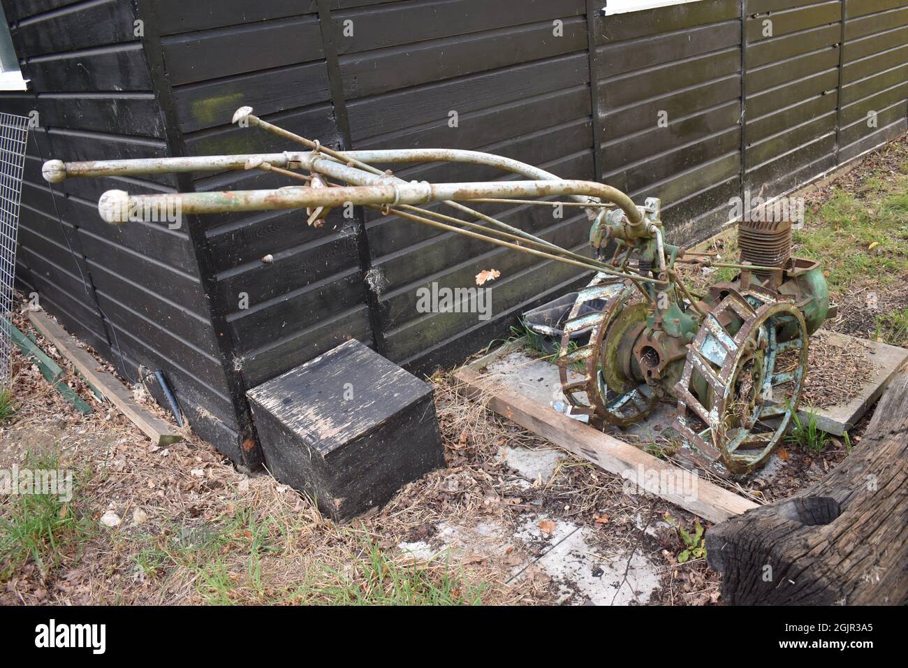 Un tosaerba d'epoca al museo Milton Keynes. Foto Stock