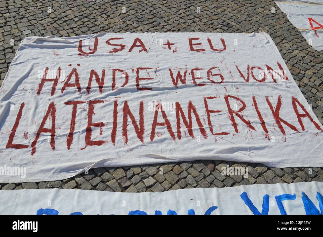 Il 48° anniversario del colpo di stato militare in Cile - dimostrazione a Piazza Pariser Platz di fronte alla porta di Brandeburgo a Berlino, Germania - 11 settembre 2021. Foto Stock