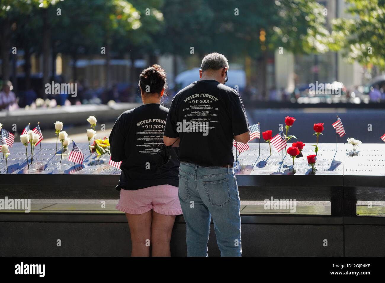 New York, Stati Uniti. 11 Settembre 2021. Le persone piangono per le vittime degli attacchi del 9/11 al National September 11 Memorial and Museum di New York, Stati Uniti, il 11 settembre 2021. La cerimonia di commemorazione si è tenuta sabato in occasione del 20° anniversario degli attentati del 9/11. Credit: Wang Ying/Xinhua/Alamy Live News Foto Stock