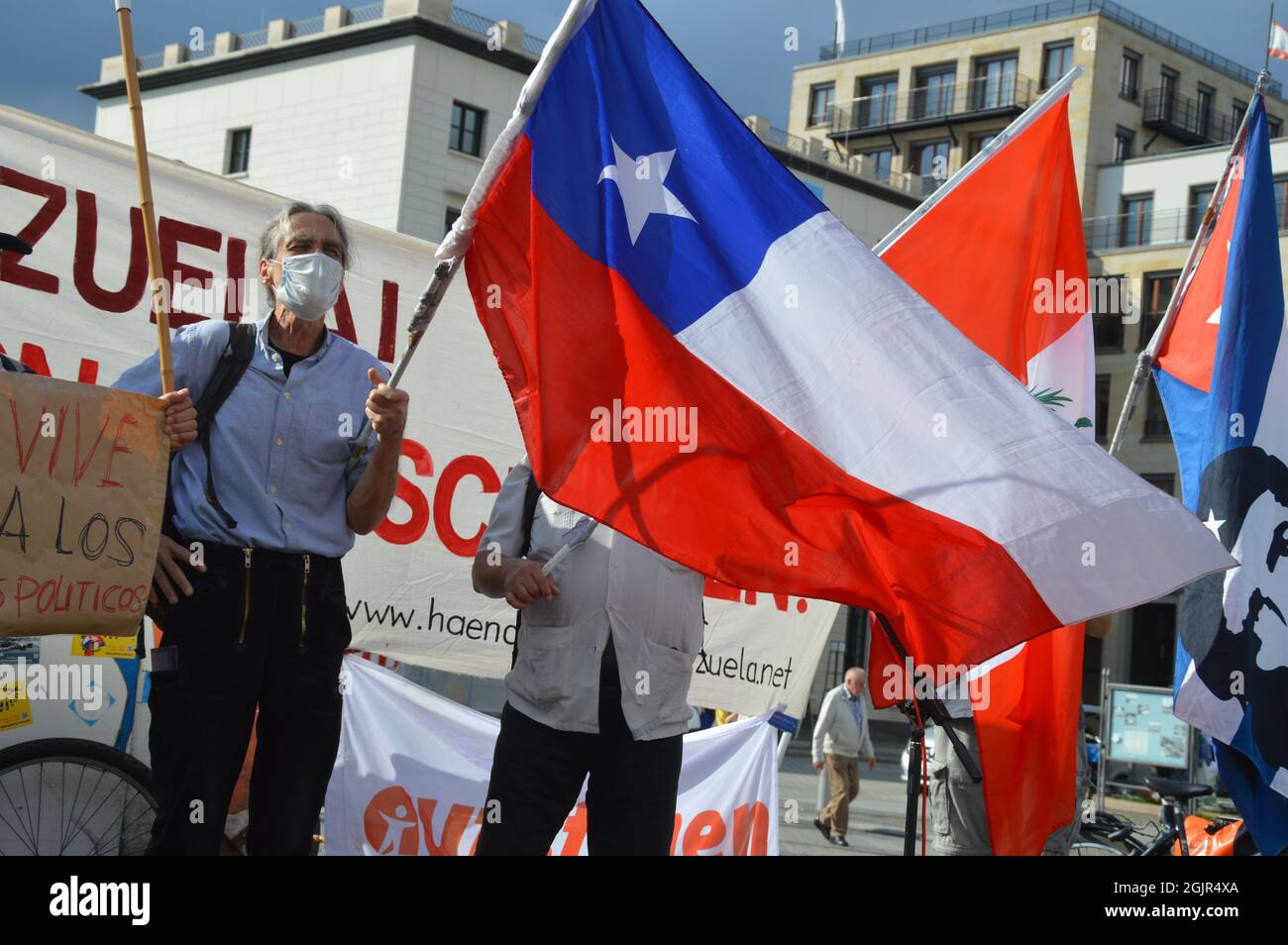 Il 48° anniversario del colpo di stato militare in Cile - dimostrazione a Piazza Pariser Platz di fronte alla porta di Brandeburgo a Berlino, Germania - 11 settembre 2021. Foto Stock