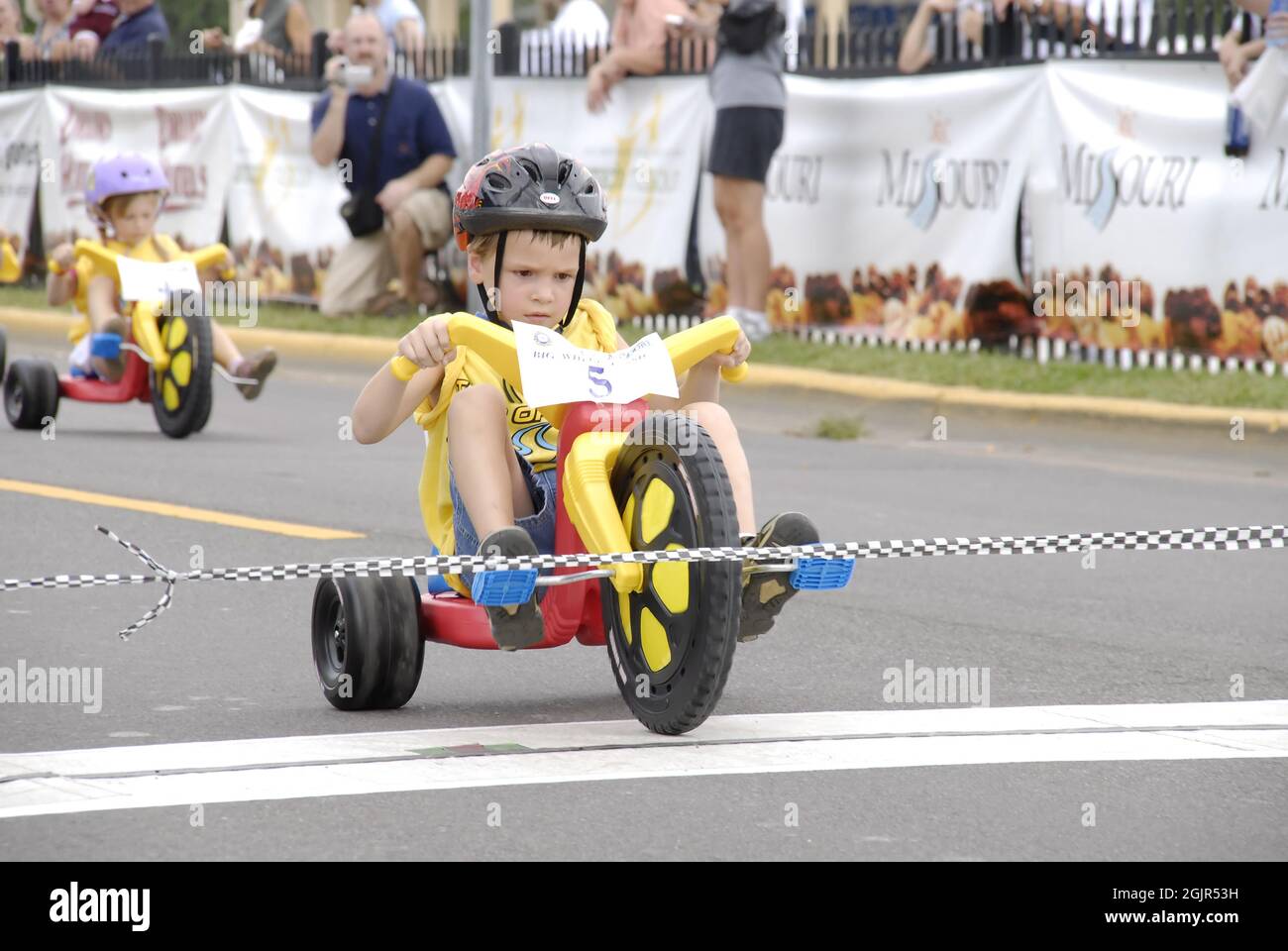 SAINT CHARLES, STATI UNITI D'AMERICA - 14 settembre 2008: Un ragazzo giovane che guida un triciclo 'Big Wheel' in una gara in Missouri Foto Stock