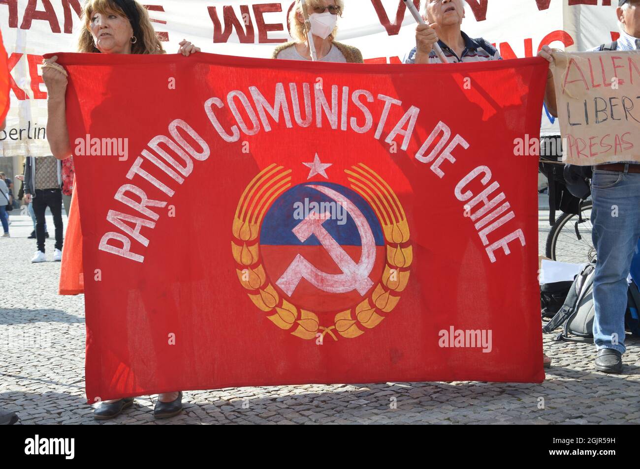 Il 48° anniversario del colpo di stato militare in Cile - dimostrazione a Piazza Pariser Platz di fronte alla porta di Brandeburgo a Berlino, Germania - 11 settembre 2021. Foto Stock
