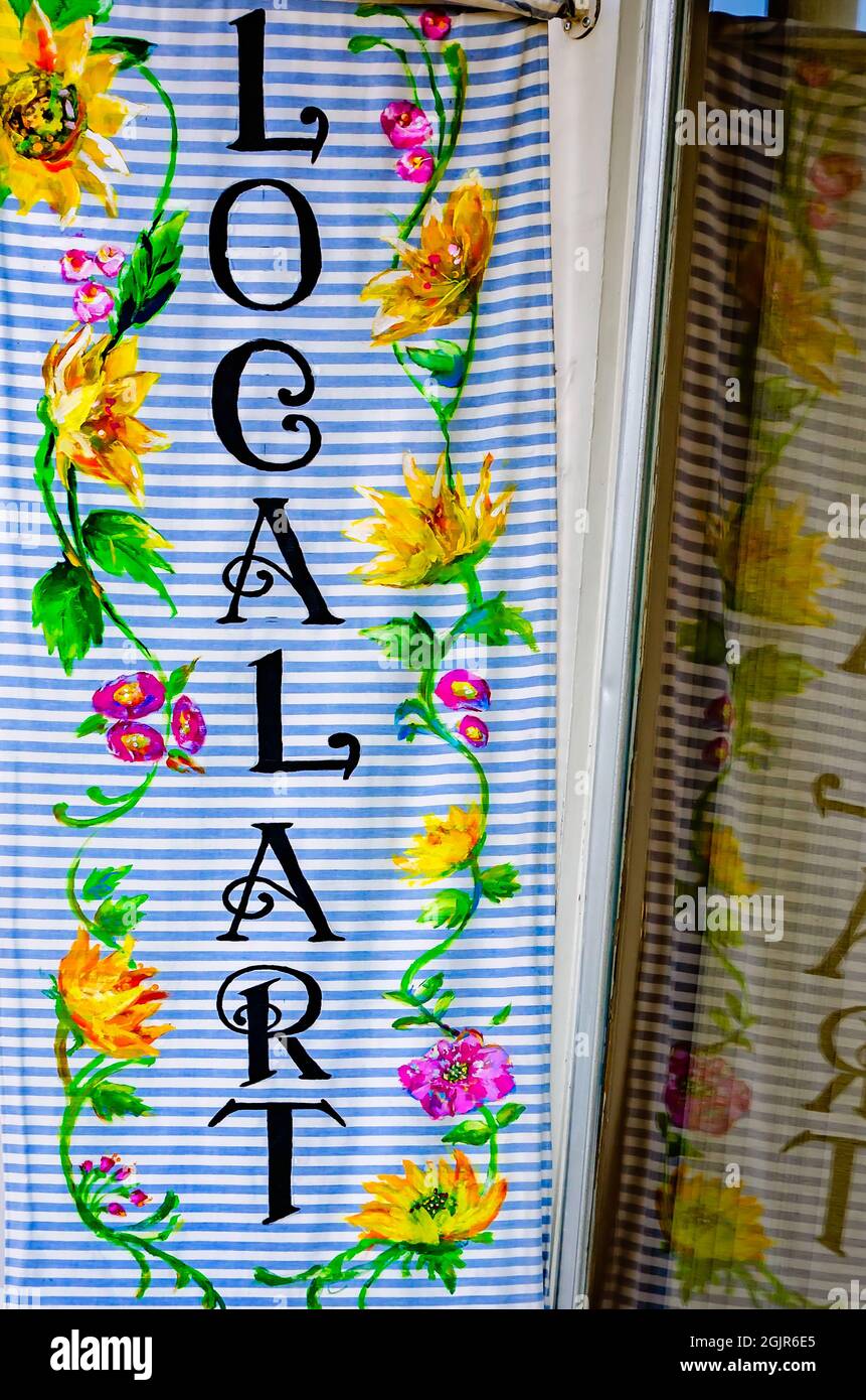Una bandiera pubblicizza l'arte locale alla Gallery 782 Co-Art nel Pringle Building, 5 settembre 2021, a Biloxi, Mississippi. Foto Stock