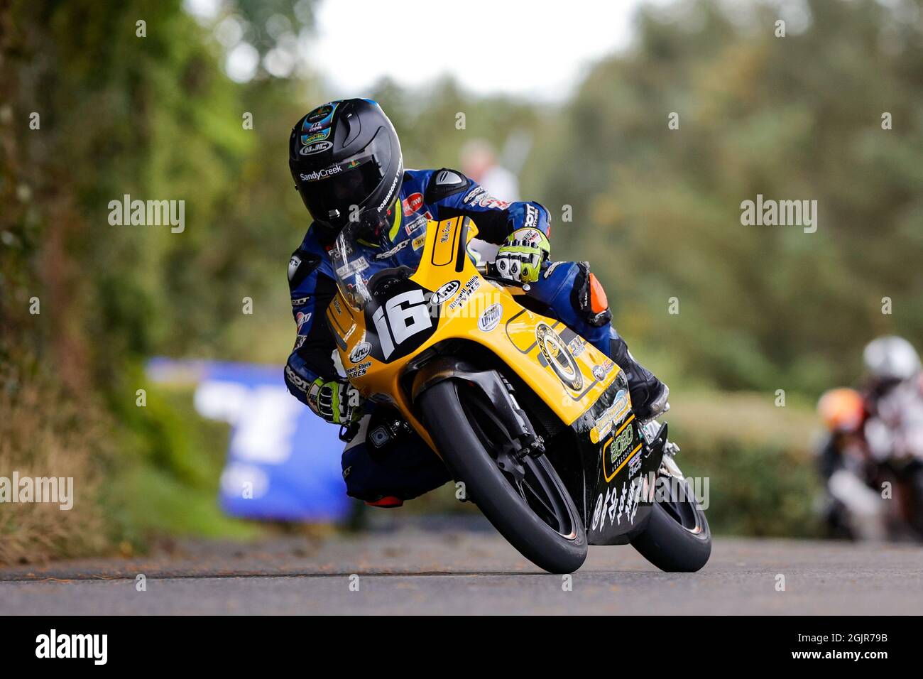 11 settembre 2021; Cookstown, County Tyrone, Northern Ireland, Cookstown 100 Road Races: Mike Brown sulla strada per vincere la gara Moto 3 sulla Joeys Bar MCC Honda Foto Stock