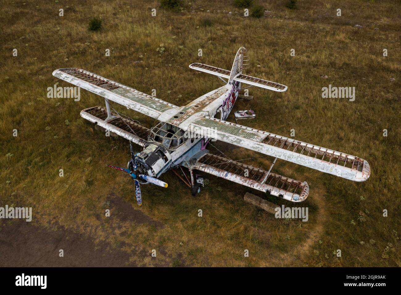 Vecchio aeroplano abbandonato piccolo nel campo Foto Stock
