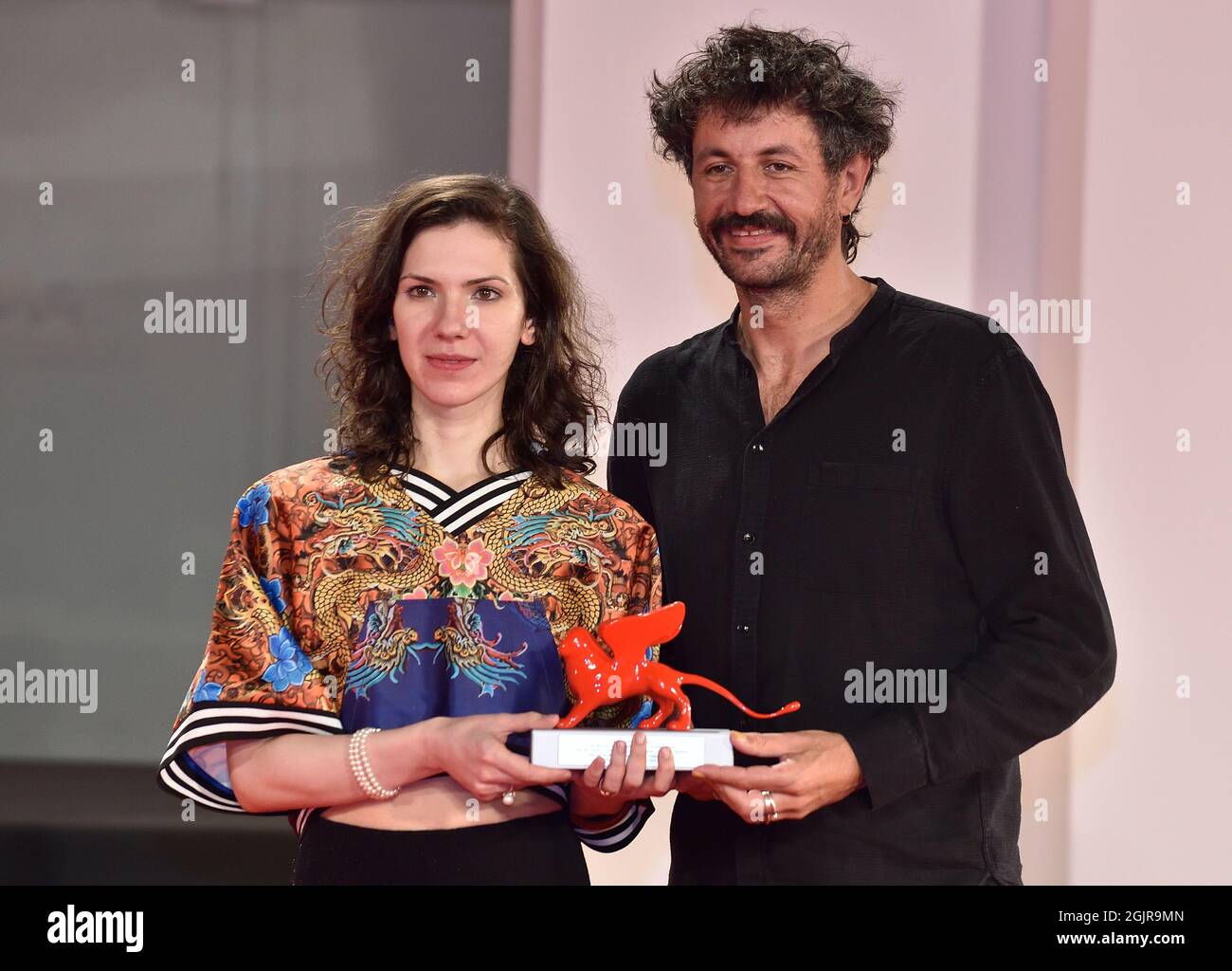 Venezia, Italia. 11 Settembre 2021. VENEZIA, ITALIA - SETTEMBRE 11: I registi Monica Stan e George Chiper-Lillemark posano con il Leone del futuro 'Luigi De Laurentiis' il Premio di Venezia per un film d'esordio per 'Imaculat' alla fotocall premiata durante il 78° Festival Internazionale del Cinema di Venezia, il 11 Settembre 2021 a Venezia. Credit: dpa/Alamy Live News Foto Stock