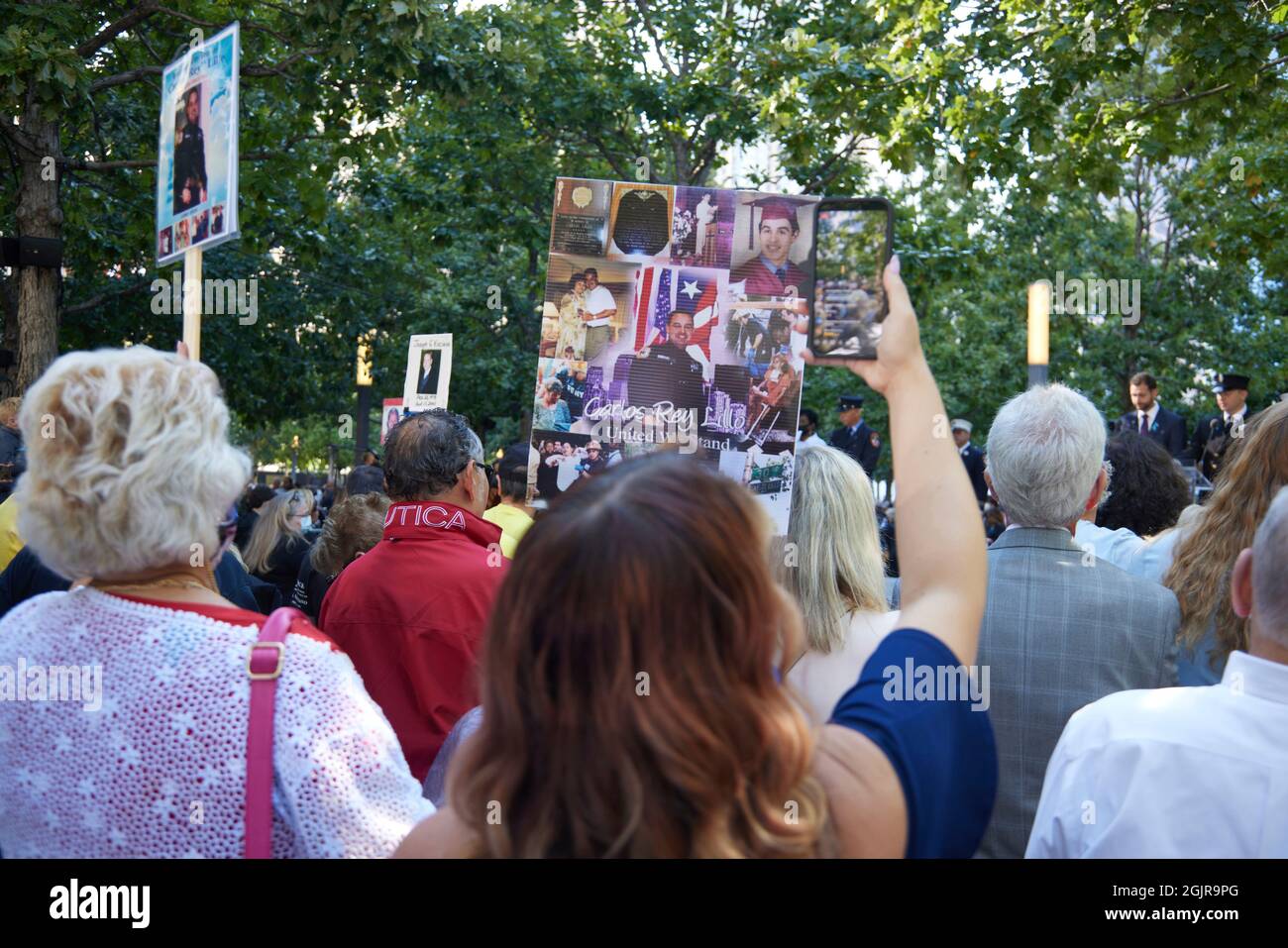 New York, New York. 11 Settembre 2021. La gente partecipa alla cerimonia in occasione del 20° anniversario dell'attacco terroristico del 11 settembre 2001 contro il World Trade Center e il Pentagono di New York, New York, sabato 11 settembre 2021. Credit: Allan Tannenbaum per CNP/dpa/Alamy Live News Foto Stock