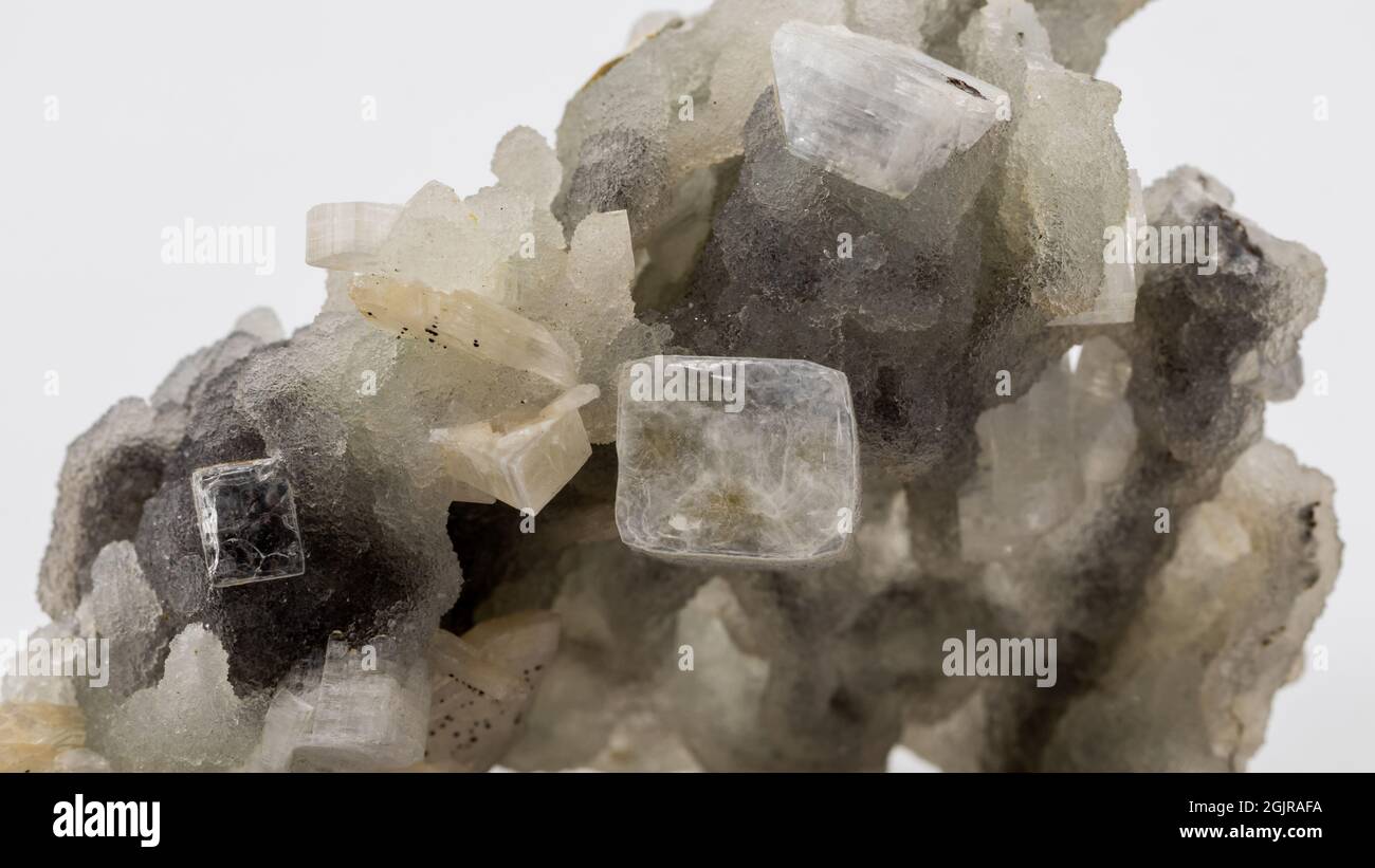 campione minerale di apofillite, stiflite, calcedonia su matrice Foto Stock