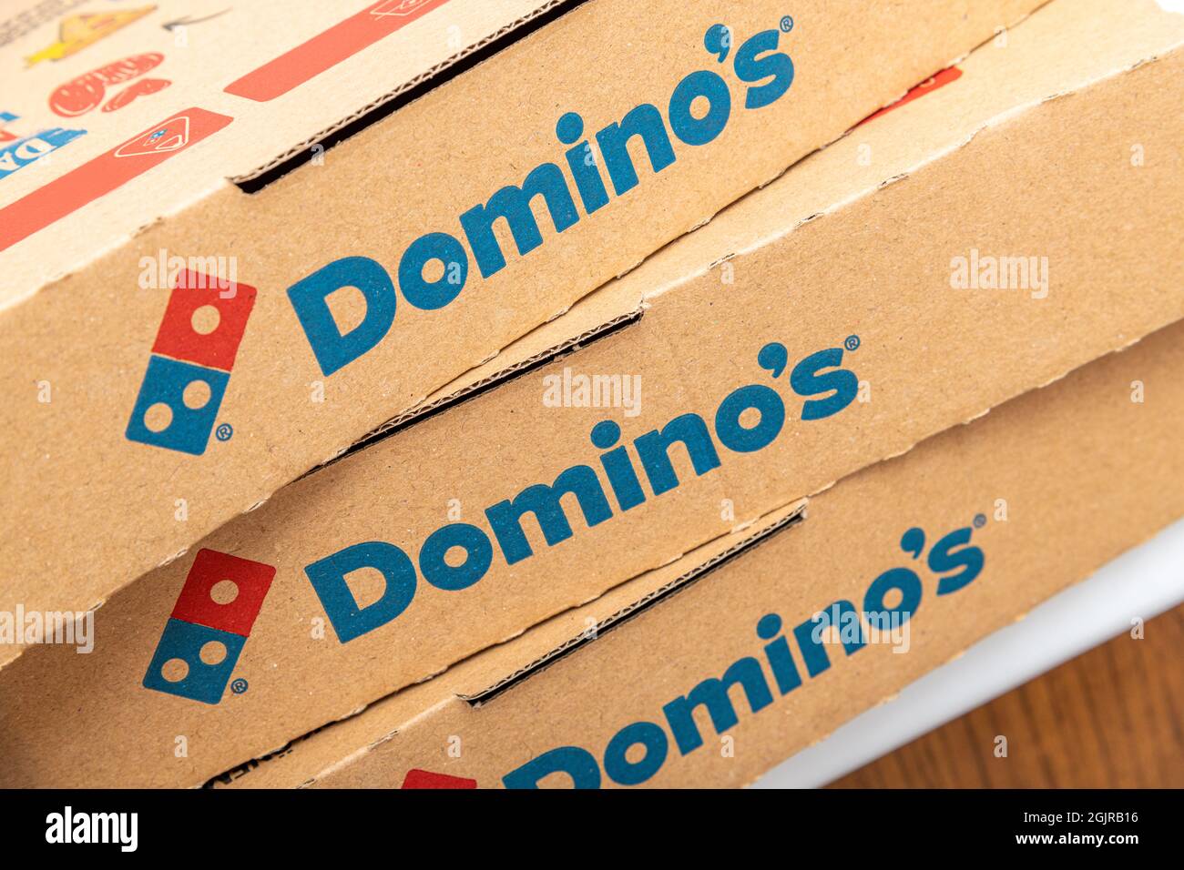 Antalya, Turchia - 10 settembre 2021: Dettagli del logo Domino's Pizza su una scatola di pizza riciclata. Foto Stock