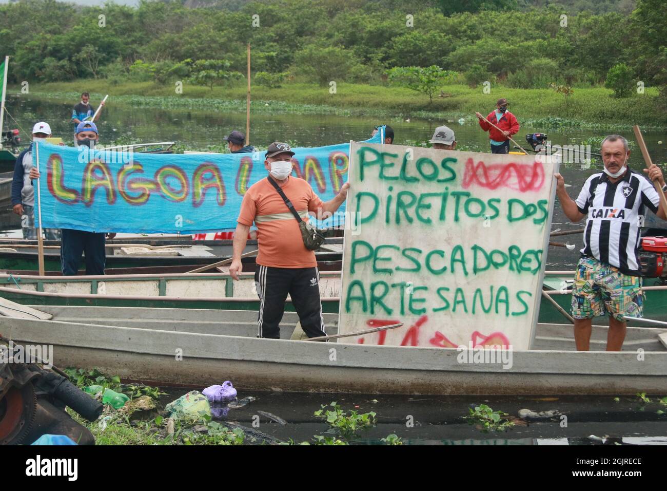 Rio de Janeiro, Rio de Janeiro, Brasile. 11 Settembre 2021. (INT) i pescatori protestano contro l'inquinamento di Lagoas de Jacarepagua. 11 settembre 2021, Rio de Janeiro: I membri dell'Associazione dei pescatori artigianali Canal do Anil, a Jacarepagua, e del movimento Baia Viva, organizzano la barqueata SOS Lagoas de Jacarepagua per dimostrare contro l'inquinamento del sito, sabato (11). Secondo i pescatori, le lagune di Jacarepagua sono inquinate dalle acque reflue di diversi condomini della regione, rifiuti, discariche e l'occupazione urbana sfrenata. ''con la privatizzazione di Cedae, c'è un pro Foto Stock