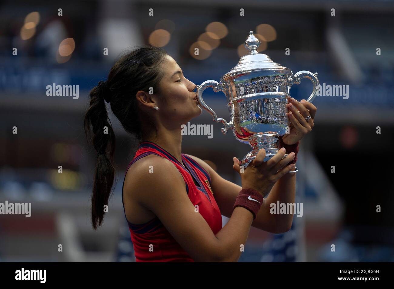 New York, USA, 11 Settembre, 2021 Emma Raducanu (GBR) celebra la vittoria della finale femminile dei singoli contro Leylah Fernandez (CAN) e si pone con il trofeo il giorno 13 al 2021 US Open Credit: Susan Mullane Credit: Susan Mullane/Alamy Live News Foto Stock