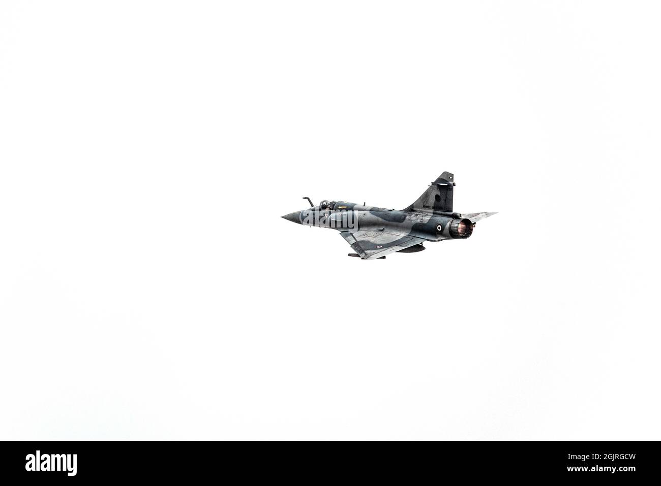 Un francese Dassault Mirage 2000 esegue un volo combinato con un US KC-130J Super Hercules, Combined Joint Task Force - Corno d’Africa, durante una cerimonia del Patriot’s Day a Camp Lemonnier, Gibuti, 11 settembre 2021, commemorando il 20° anniversario degli attacchi terroristici del 11 settembre 2001. La cerimonia commemorativa comprendeva una formazione congiunta, un volo multi-aereo, la presentazione dei colori e il gioco dei rubinetti. Camp Lemonnier ha tenuto diversi eventi in onore e ricordo di coloro che hanno perso la vita sia in quel giorno che negli ultimi due decenni combattendo la guerra globale sul terrore. (STATI UNITI Foto Stock