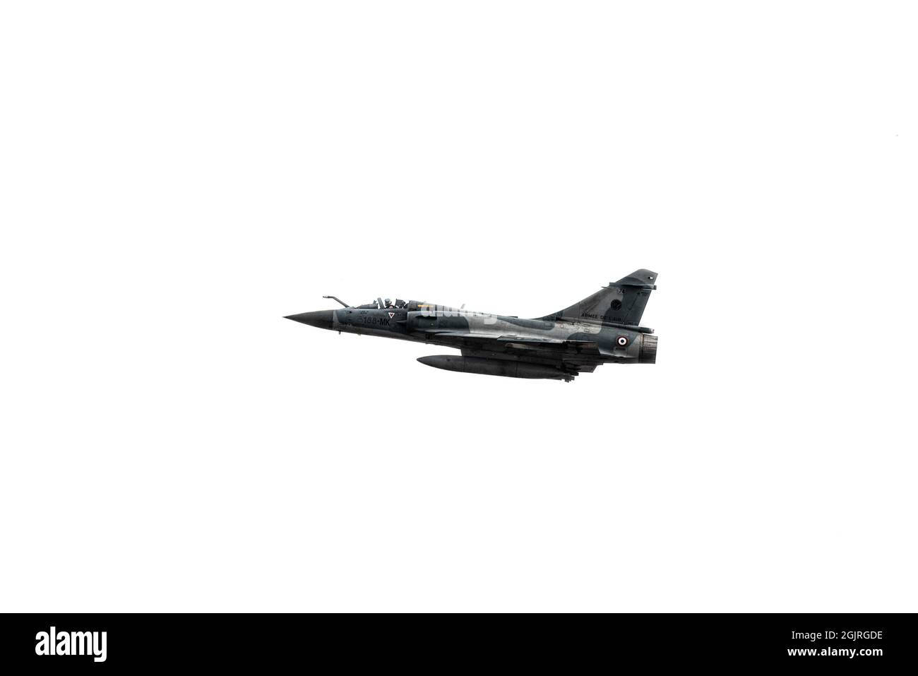 Un francese Dassault Mirage 2000 esegue un volo combinato con un US KC-130J Super Hercules, Combined Joint Task Force - Corno d’Africa, durante una cerimonia del Patriot’s Day a Camp Lemonnier, Gibuti, 11 settembre 2021, commemorando il 20° anniversario degli attacchi terroristici del 11 settembre 2001. La cerimonia commemorativa comprendeva una formazione congiunta, un volo multi-aereo, la presentazione dei colori e il gioco dei rubinetti. Camp Lemonnier ha tenuto diversi eventi in onore e ricordo di coloro che hanno perso la vita sia in quel giorno che negli ultimi due decenni combattendo la guerra globale sul terrore. (STATI UNITI Foto Stock