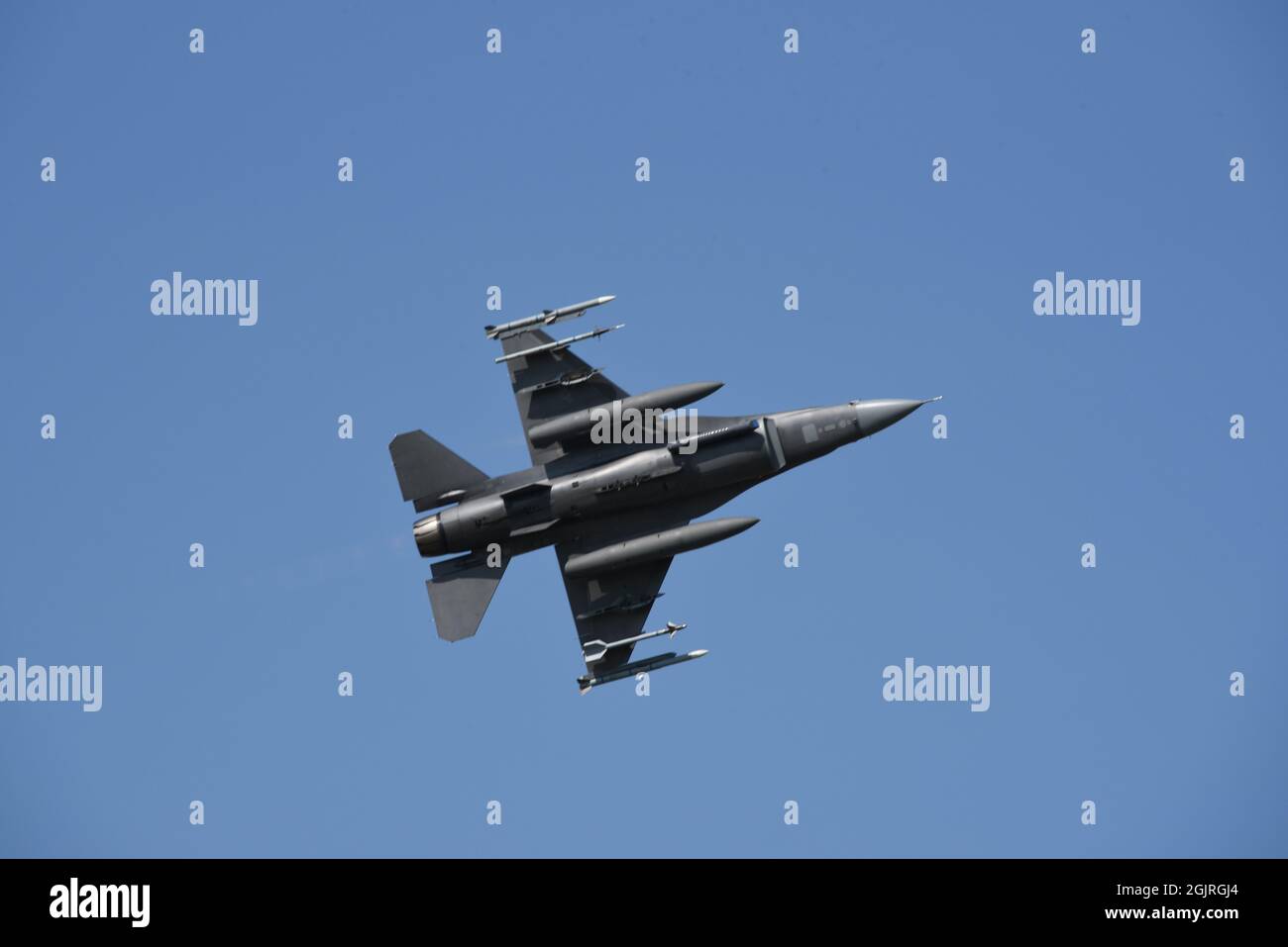 Un Falcon dell'Aeronautica militare statunitense F-16 della 114a ala da caccia della Guardia Nazionale dell'Aeronautica del South Dakota a Sioux Falls sale dopo aver sorvolato il campo aereo alla 185a Ala Air Refueling Wing a Sioux City, Iowa, il 9 settembre 2021. Foto della Guardia Nazionale degli Stati Uniti Senior Master Sgt. Vincent De Groot Foto Stock