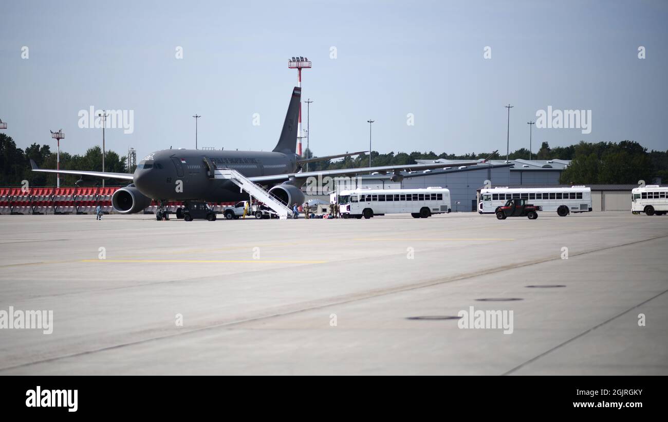 La Repubblica di Singapore Air Force Aircraft trasporta gli evacuati alla base aerea di Ramstein, Germania, durante l'operazione Allees Refuge, 7 settembre 2021. Gli evacuati sono ospitati da RAB fino a quando non partono per le località successive. Si tratta di uno o più di 135 aerei ricevuti alla RAB. (STATI UNITI Air Force foto di Tech. SGT. Crystal L. Charriere) Foto Stock