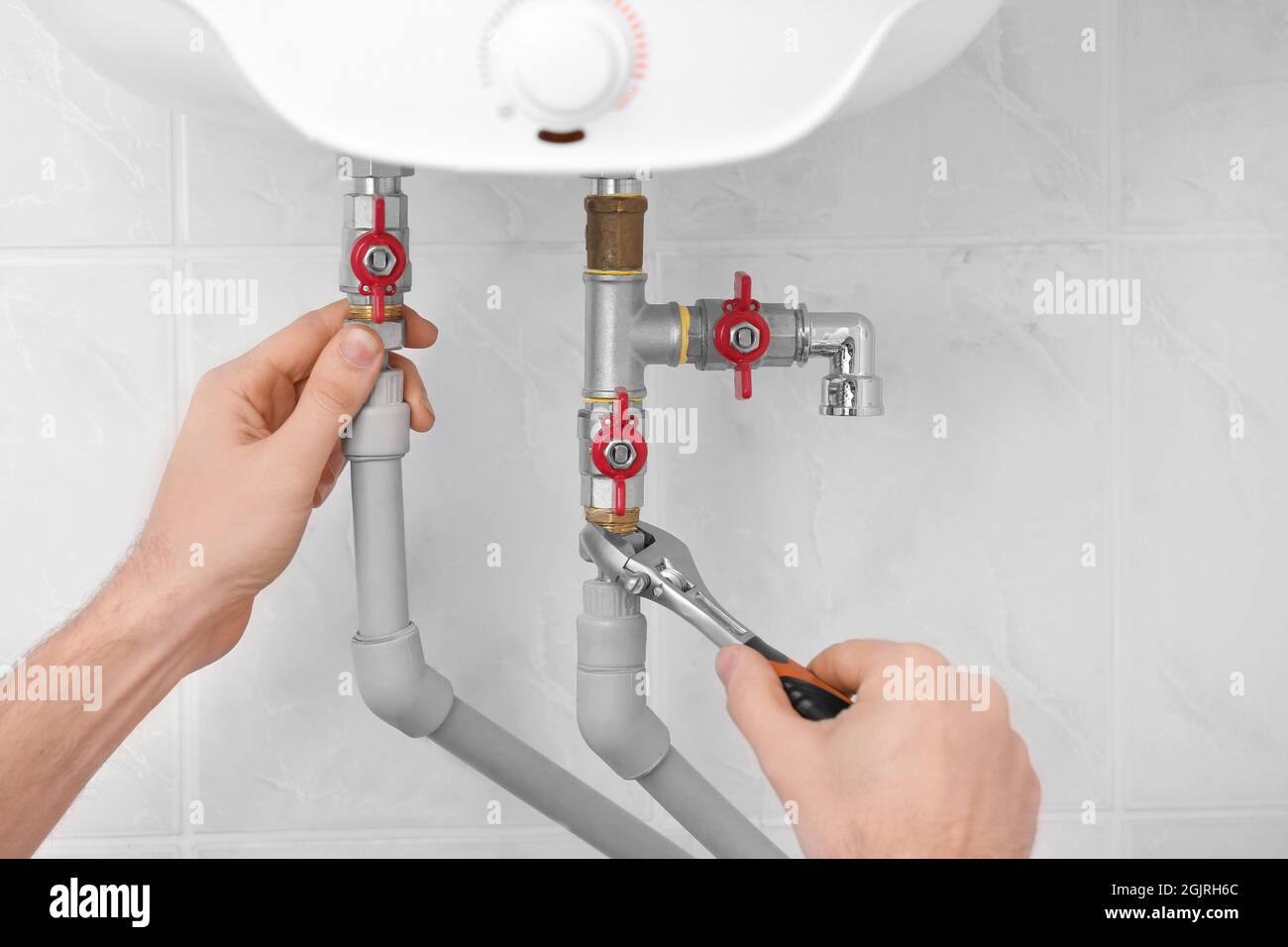Plumber installazione caldaia in bagno Foto stock - Alamy