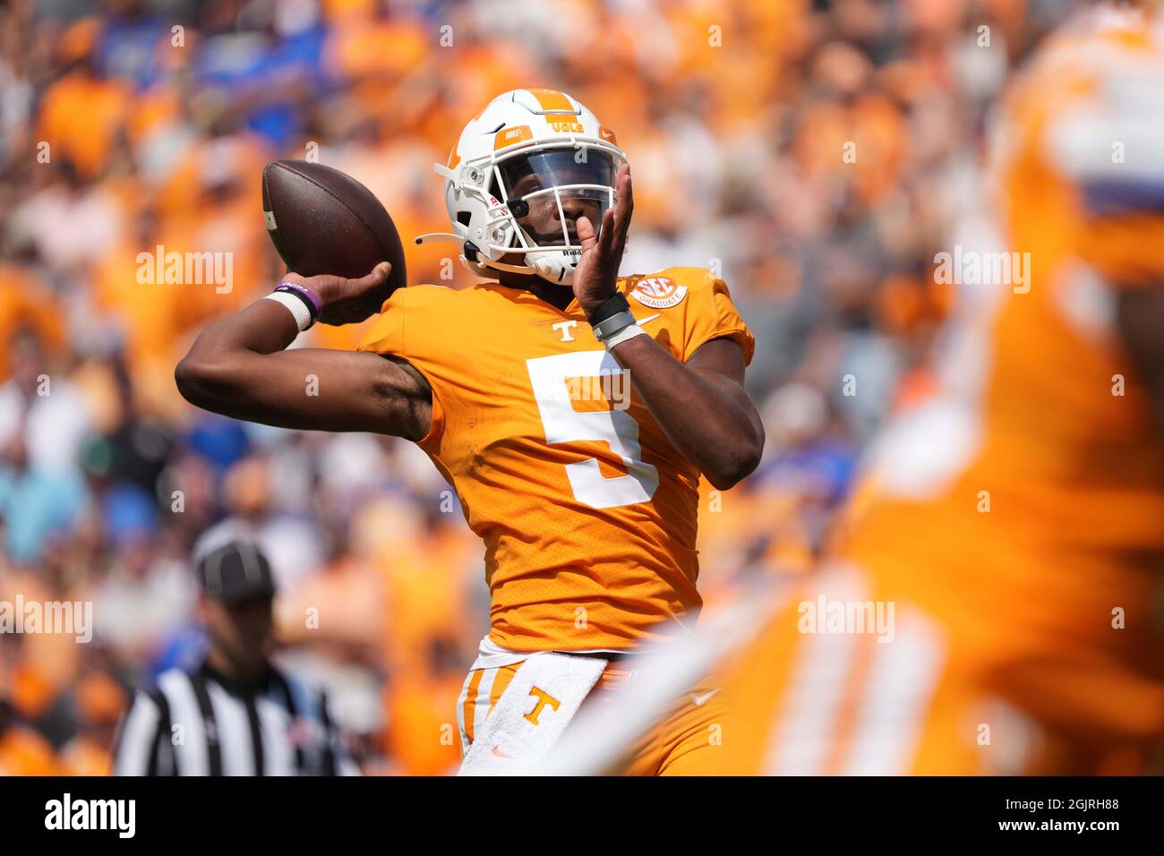 11 settembre 2021: Tennessee Volunteers quarterback Hendon Hooker #5 lancia la palla durante la partita di football NCAA tra i volontari dell'Università del Tennessee e la University of Pittsburgh Panthers al Neyland Stadium di Knoxville TN Tim Gangloff/CSM Foto Stock