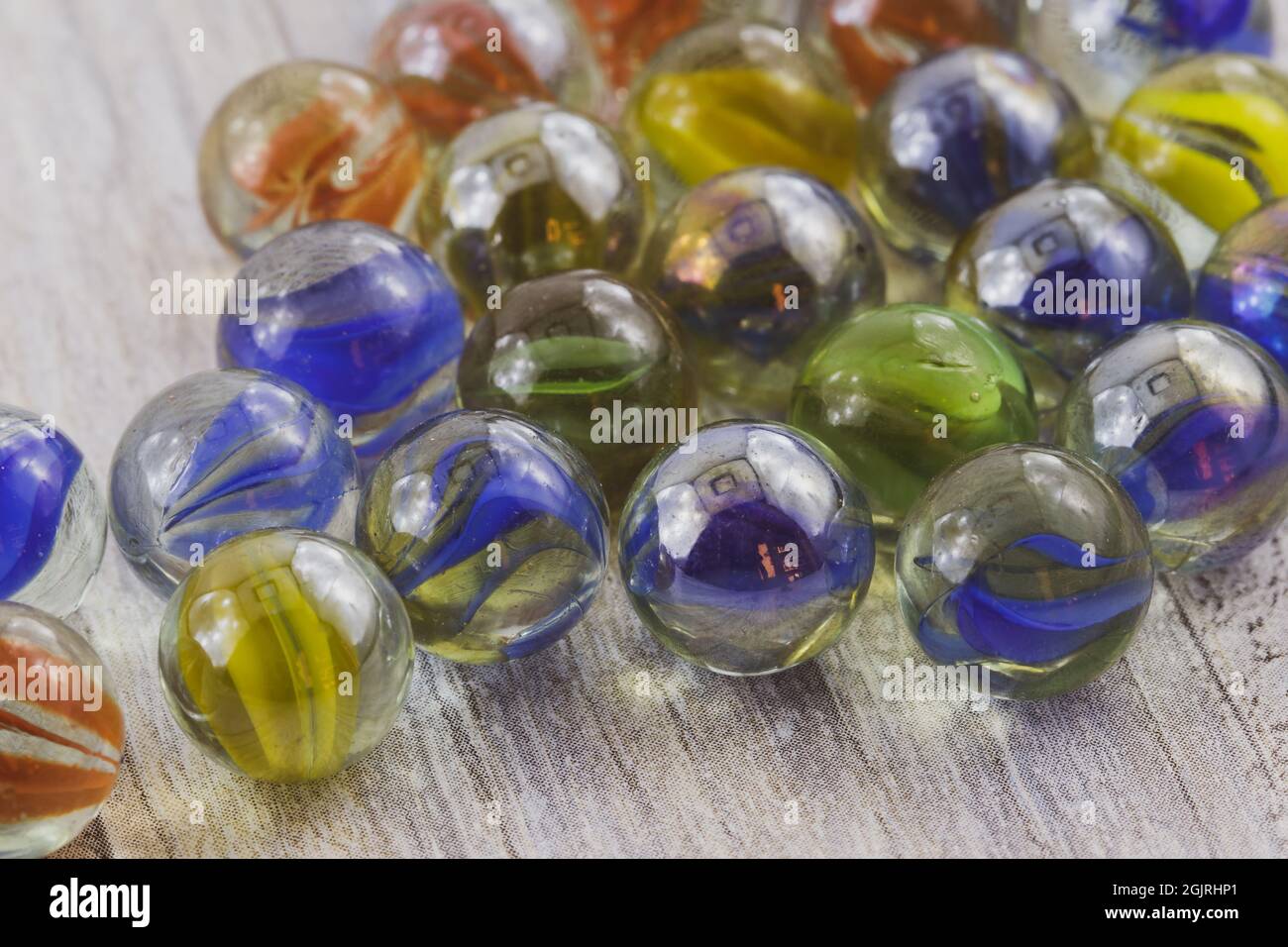 vetri colorati sparsi marmi Foto Stock