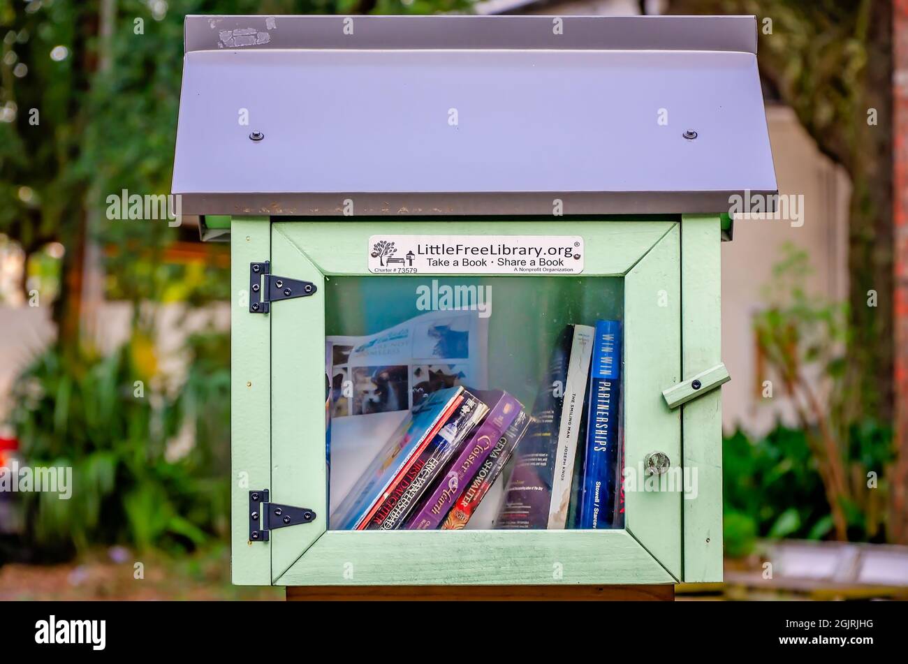 Una piccola biblioteca libera si trova in Rue Magnolia, 5 settembre 2021, a Biloxi, Mississippi. Little Free Libraries fa parte di uno scambio di libri pubblico e gratuito. Foto Stock