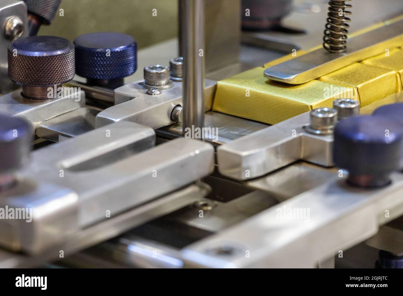 Primo piano della macchina industriale per il confezionamento del cioccolato Foto Stock