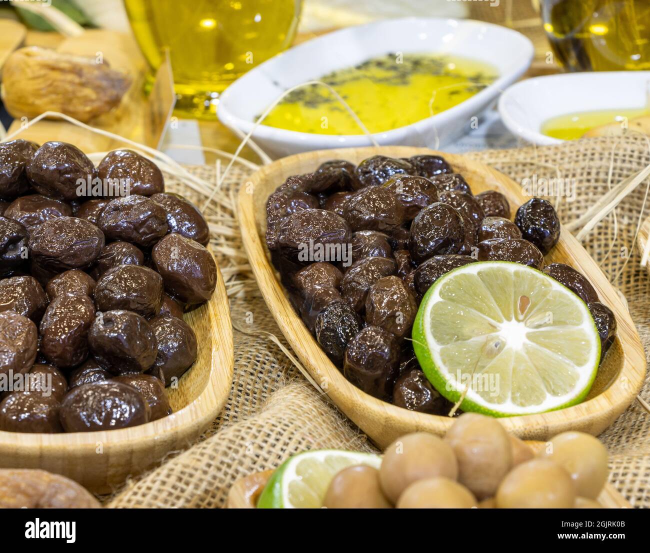 Primo piano di olive nere e verdi in ciotola di legno Foto Stock