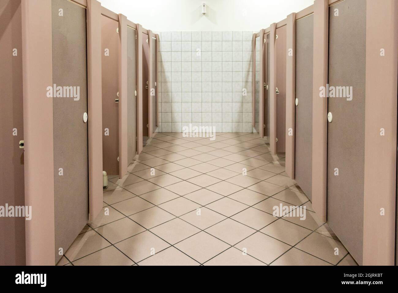 servizi igienici pubblici su entrambi i lati del corridoio Foto Stock