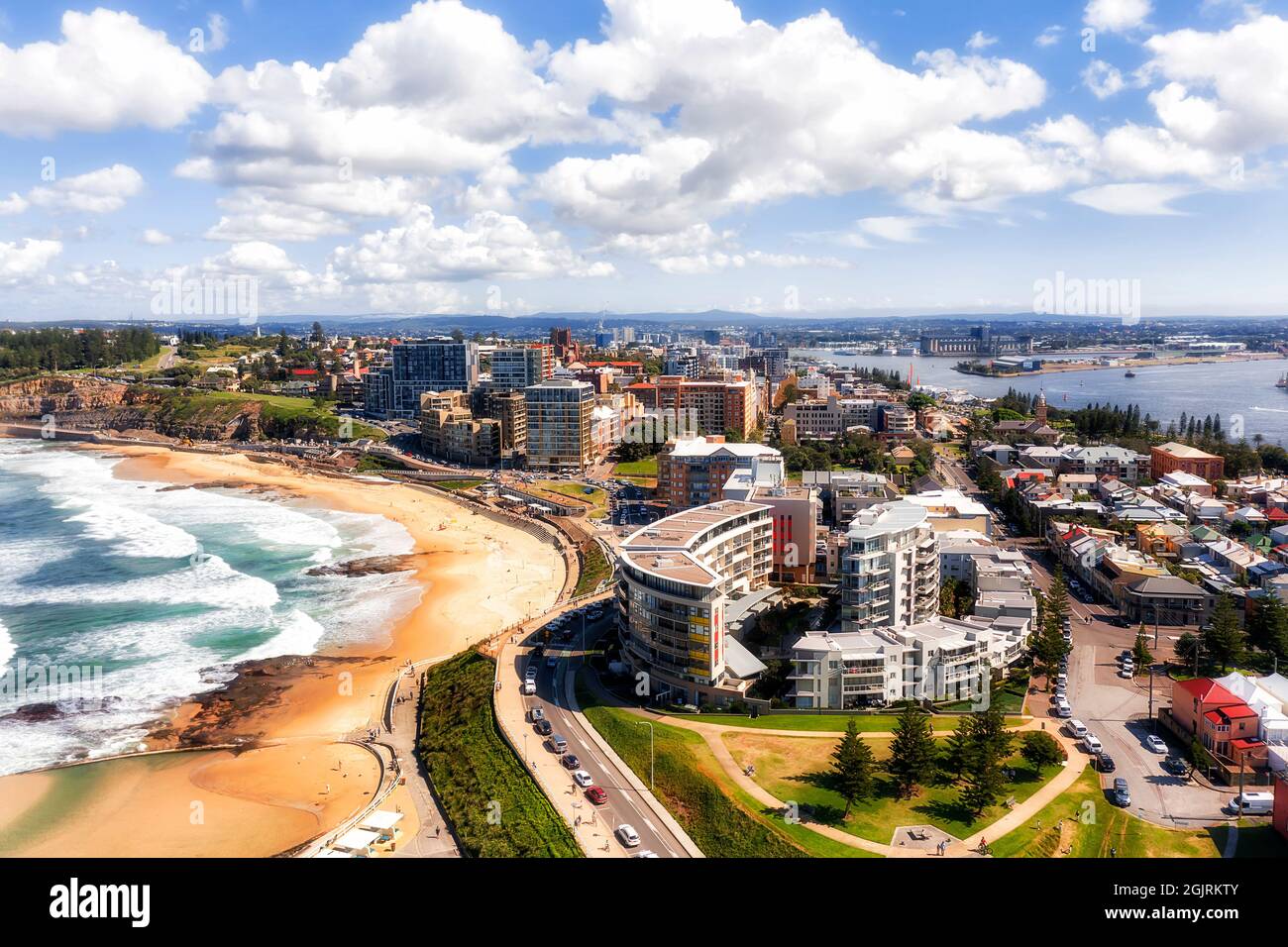 Edifici di appartamenti e case storiche nel CBD della città di Newcastle in Australia sulla costa del Pacifico - vista aerea. Foto Stock