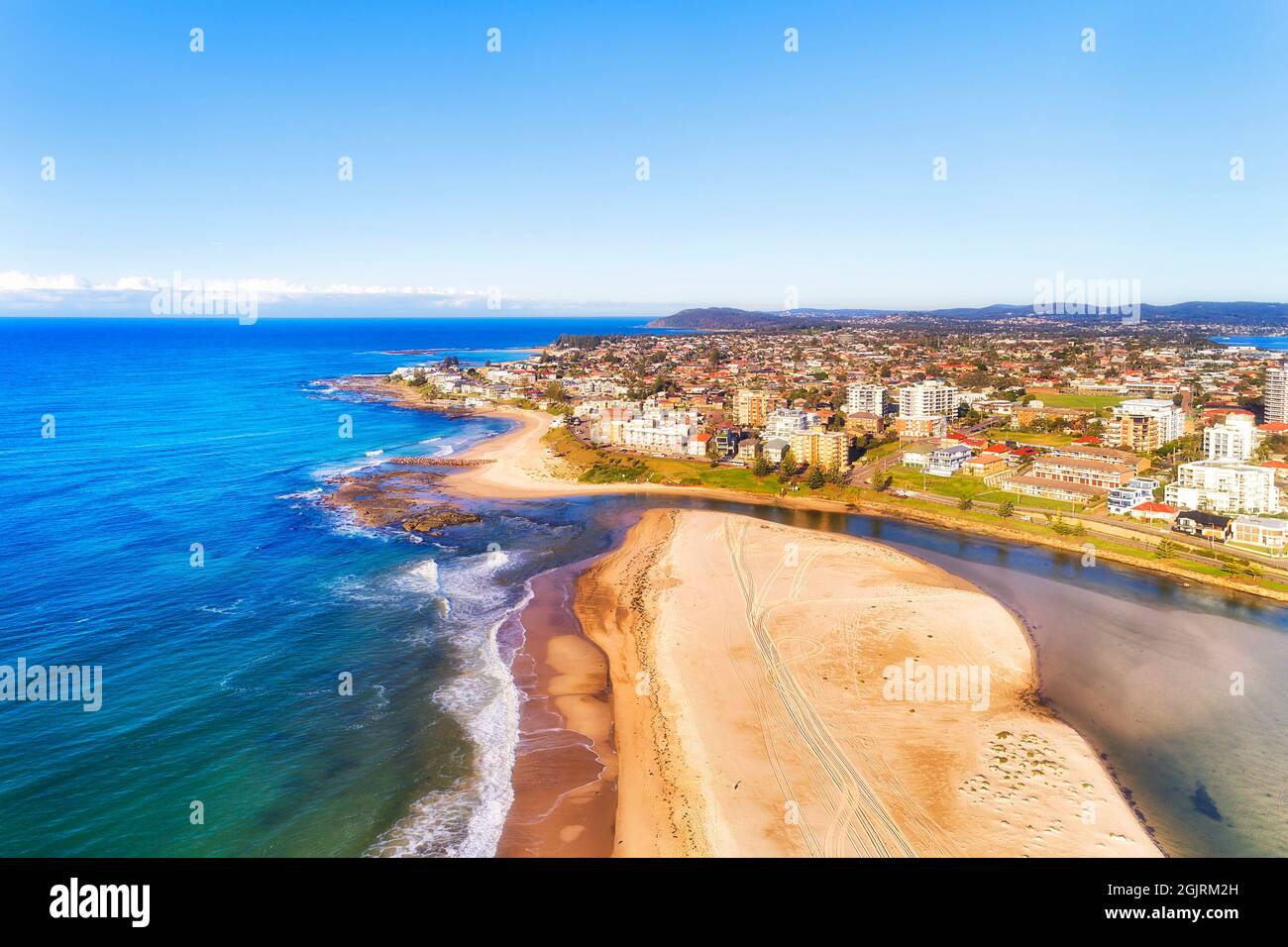 Case residenziali ed edifici a strati sulla costa dell'oceano Pacifico dell'Australia nell'ingresso - vista aerea. Foto Stock