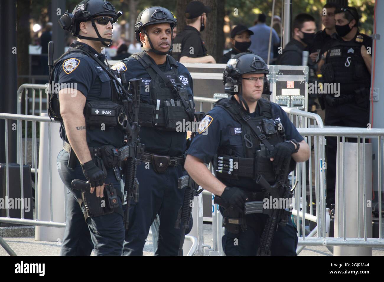 New York, New York. 11 Settembre 2021. Gli ufficiali NYPD forniscono sicurezza nel 20° anniversario dell'attacco terroristico del 11 settembre 2001 al World Trade Center e al Pentagono di New York, New York, sabato 11 settembre 2021. Credit: Allan Tannenbaum per CNP/dpa/Alamy Live News Foto Stock