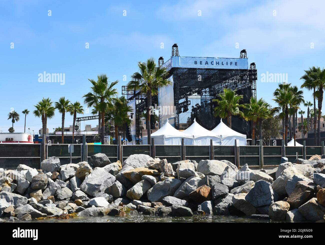 REDONDO BEACH, CALIFORNIA - 10 SET 2021: Il palco al BeachLife Festival è il più grande festival di musica dal vivo e festa sulla spiaggia della California meridionale. Foto Stock