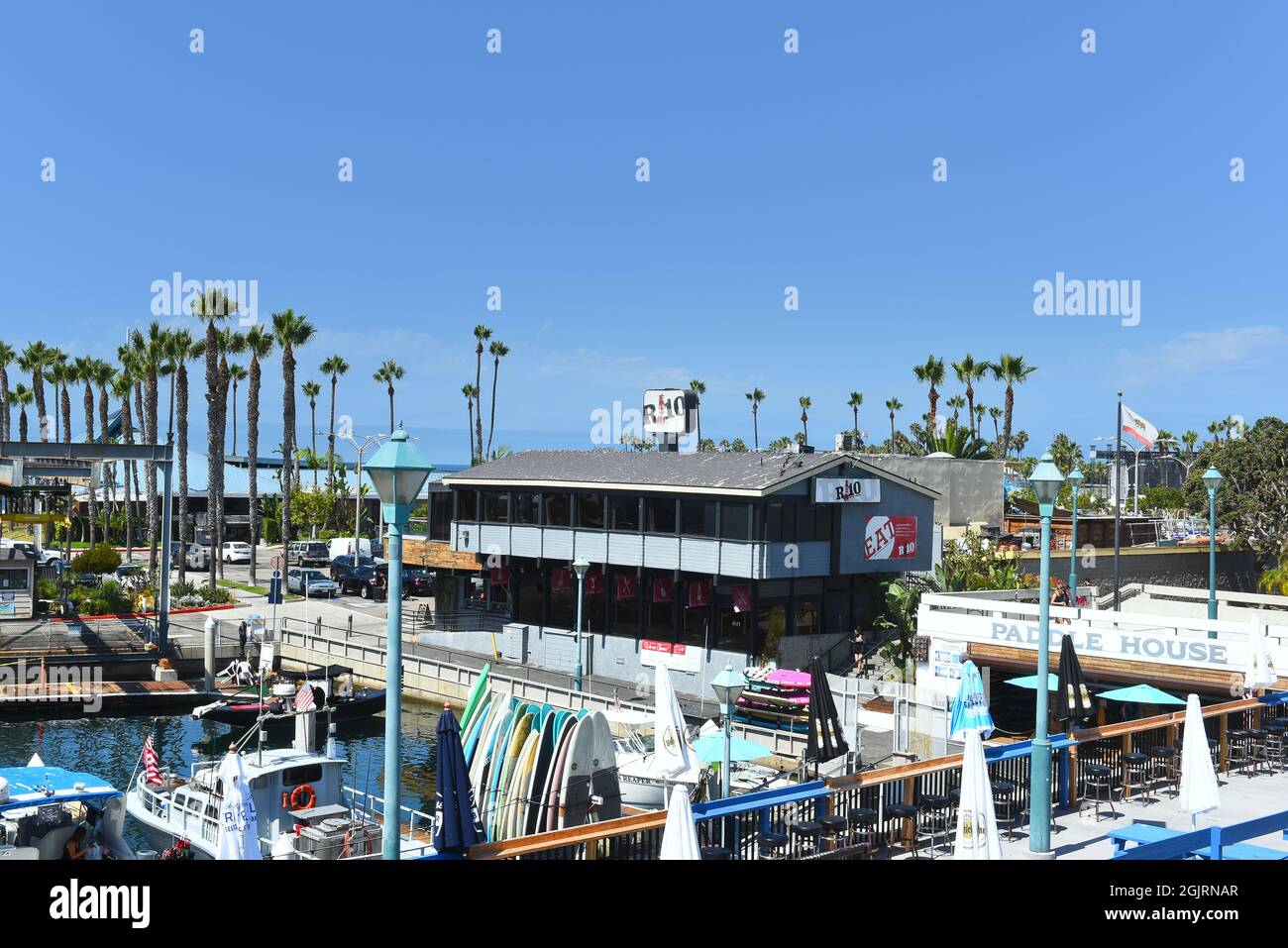 REDONDO BEACH, CALIFORNIA - 10 SEP 2021: R/10 Social House, un woodsy-chic, gasteropub fronte mare nel porto di Redondo Beach. Foto Stock