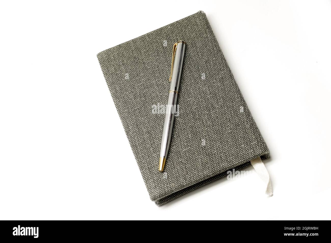 Notebook con penna isolati su sfondo bianco Foto Stock