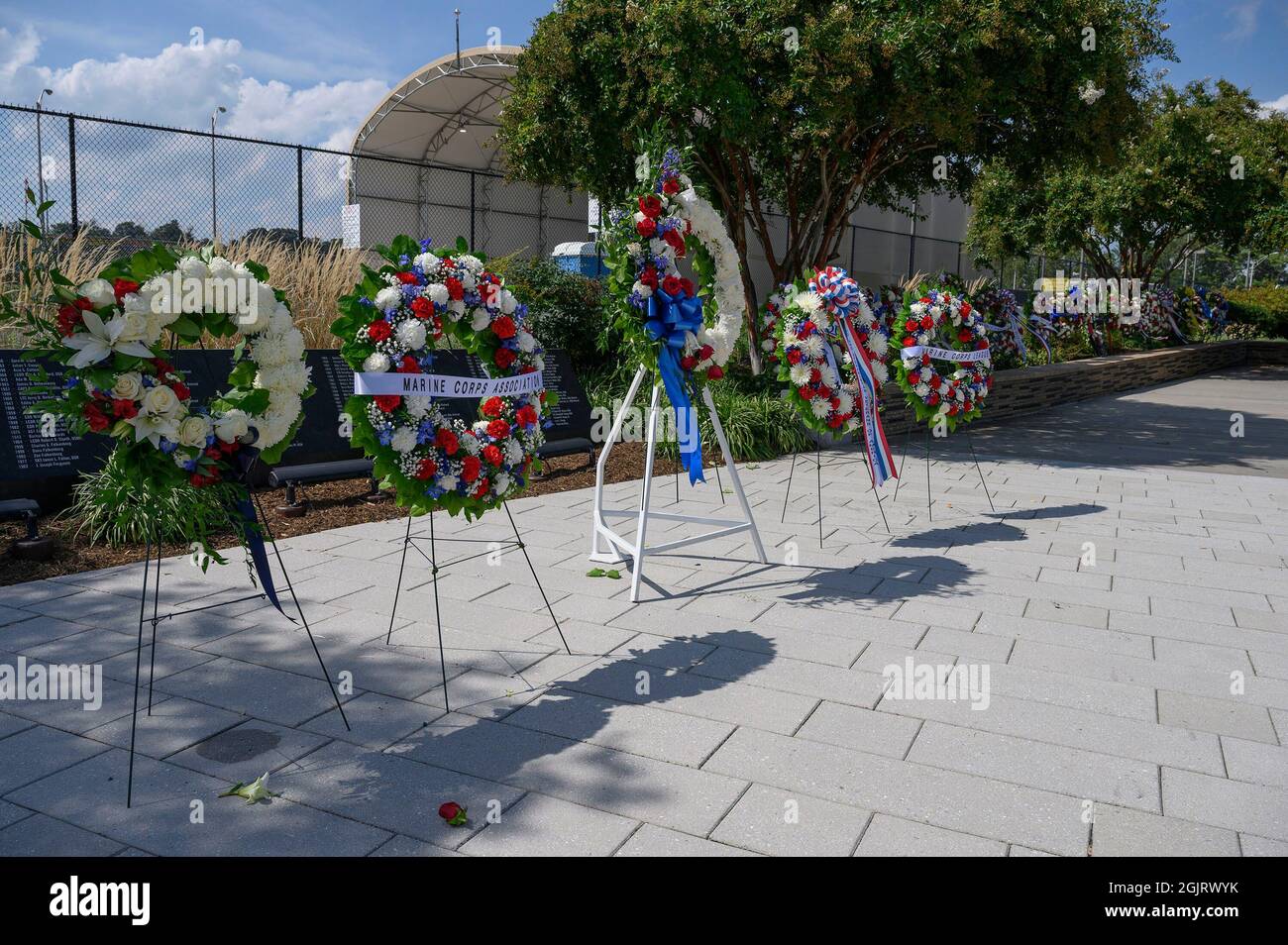 Le corone di ricordo si posero all'ingresso del Pentagono Memorial del 9/11, Washington, DC, 08 settembre 2021. (Foto DOD di U.S. Air Force staff Sgt. Brittany A. Chase)credito obbligatorio: Brittany A. Chase/DoD tramite CNP/MediaPunch Foto Stock