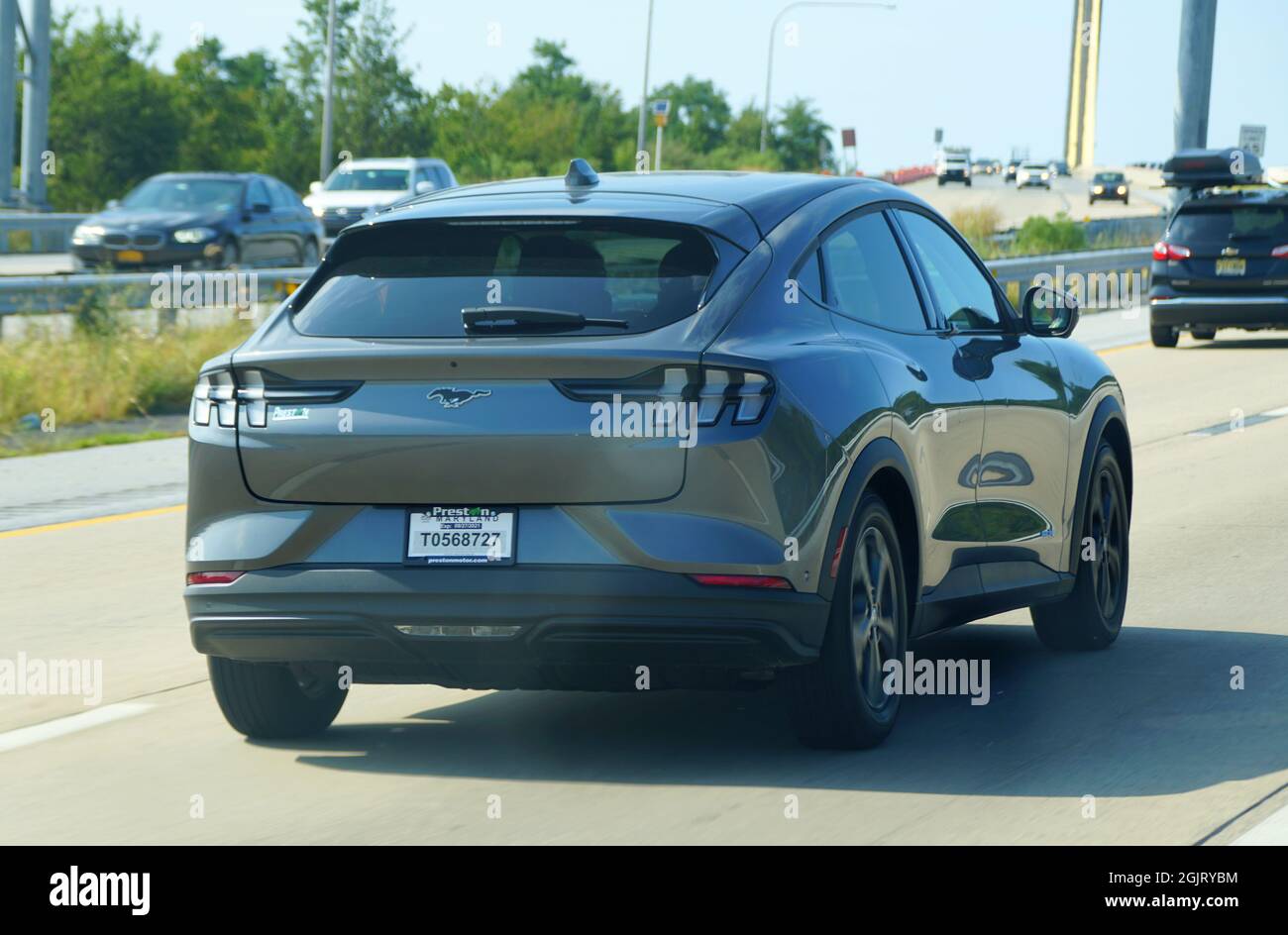 Middletown, Delaware, USA - 15 agosto 2021 - il nuovo SUV Ford Mustang Mach-e 2021 di colore grigio Foto Stock