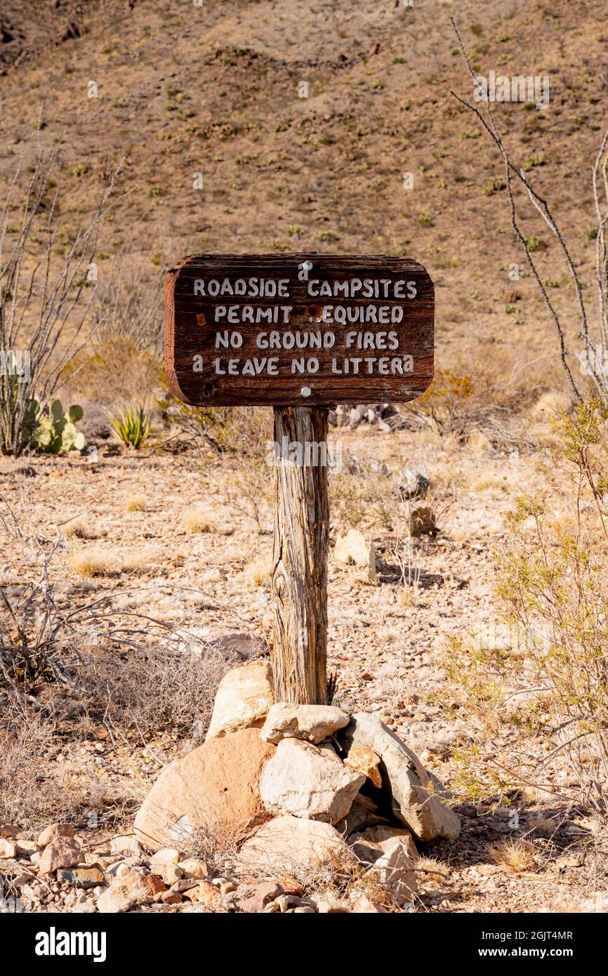 Campeggi di Roadsite Sign in Big Bend National Park Foto Stock