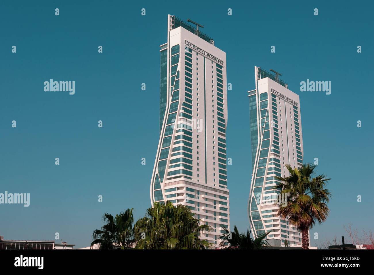 Izmir, Turchia - 27 febbraio 2021: Izmir, Turchia. Torri Folkart con palme a Bayrakli Izmir Turchia. Foto Stock