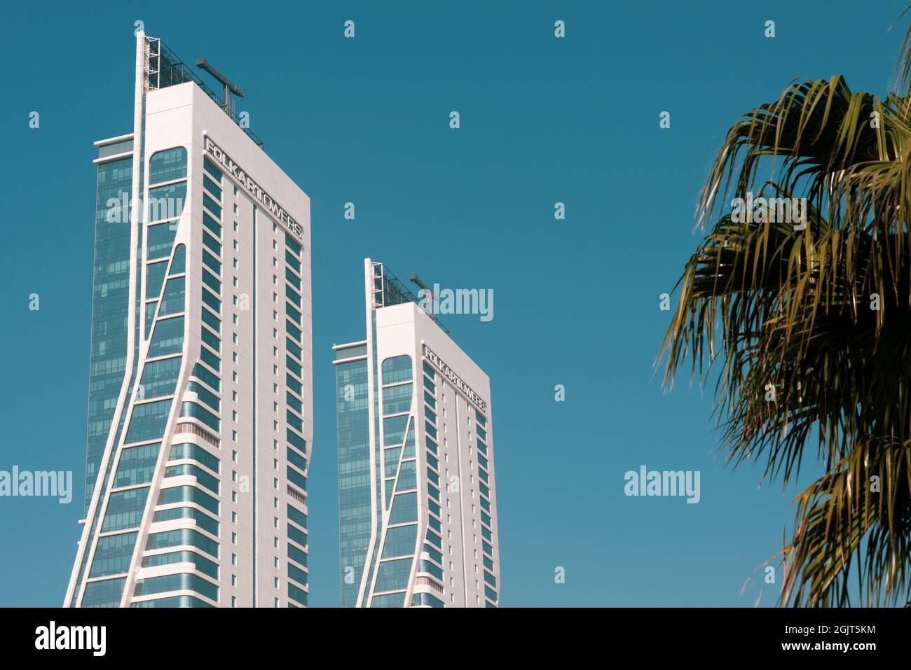 Izmir, Turchia - 27 febbraio 2021: Izmir, Turchia. Torri Folkart con palme a Bayrakli Izmir Turchia. Foto Stock