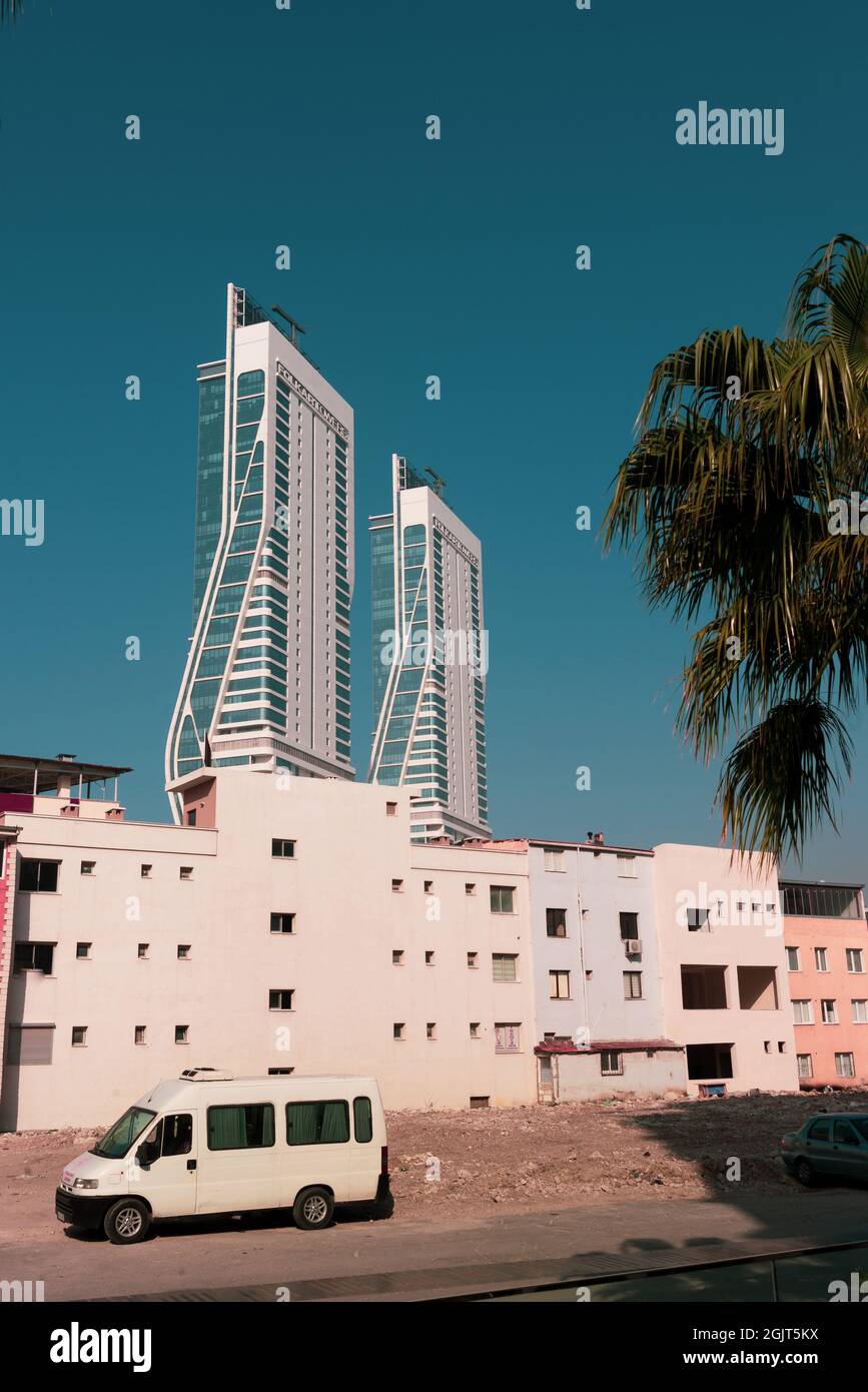 Izmir, Turchia - 27 febbraio 2021: Izmir, Turchia. Folkart Towers dalla vista sul retro a Bayrakli Izmir Turchia. Foto Stock