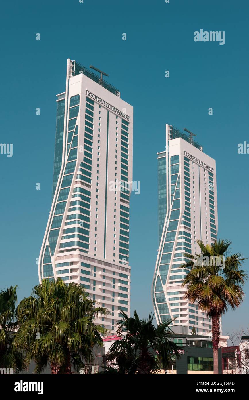 Izmir, Turchia - 27 febbraio 2021: Izmir, Turchia. Torri Folkart con palme a Bayrakli Izmir Turchia. Foto Stock