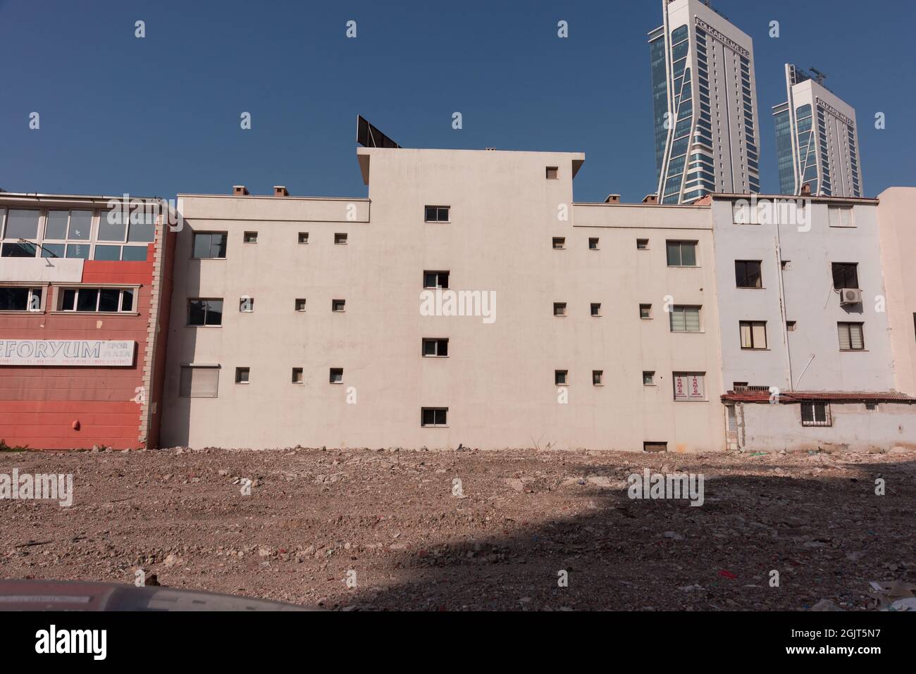 Izmir, Turchia - 27 febbraio 2021: Izmir, Turchia. Un edificio con finestre situato su un terreno vuoto a Bayrakli Izmir Turchia. Foto Stock