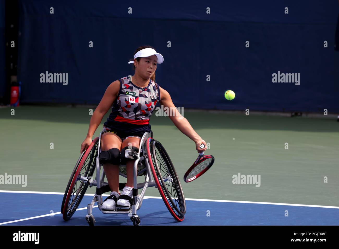 New York City, Stati Uniti. 11 Settembre 2021. Flushing Meadows, New York - 11 settembre 2021: New York: Yui Kamiji del Giappone restituisce un colpo agli avversari Aniek van Koot e Diede de Groot dei Paesi Bassi durante la finale delle donne Wheelchair oggi al 2021 US Open in Flushing Meadows, Kamiji e il suo partner, Jordan Whiley di Gran Bretagna, perse la partita alla coppia olandese. Credit: Adam Stoltman/Alamy Live News Foto Stock