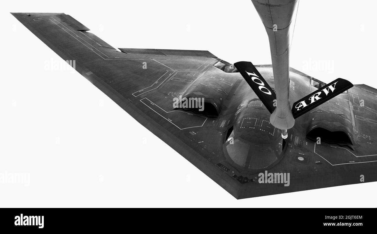 Uno Spirito della forza aerea statunitense B-2 assegnato alla 509a Bomb Wing, conduce operazioni di rifornimento aereo durante una missione della Bomber Task Force sull'Oceano Atlantico, 6 settembre 2021. I bombardieri stealth integrati con l'aereo Royal Norwegian Air Force F-35A Lightning II, migliorano l'interoperabilità dei bombardieri con partner e nazioni alleate. (STATI UNITI Air Force foto di staff Sgt. Rachel Maxwell) Foto Stock