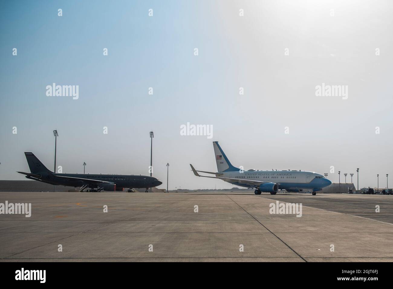Il Segretario della Difesa Lloyd J. Austin ll arriva il 6 settembre 2021, alla base aerea al Udeid, Qatar. Austin ha visitato l'impianto per ringraziare i membri del servizio per il loro supporto e la loro dedizione alle operazioni di evacuazione in Afghanistan, dove più di 55,000 evacuati sono stati temporaneamente ospitati durante il transito e trattati in avanti al loro prossimo luogo. (STATI UNITI Air Force foto di Senior Airman Kylie Barrow) Foto Stock