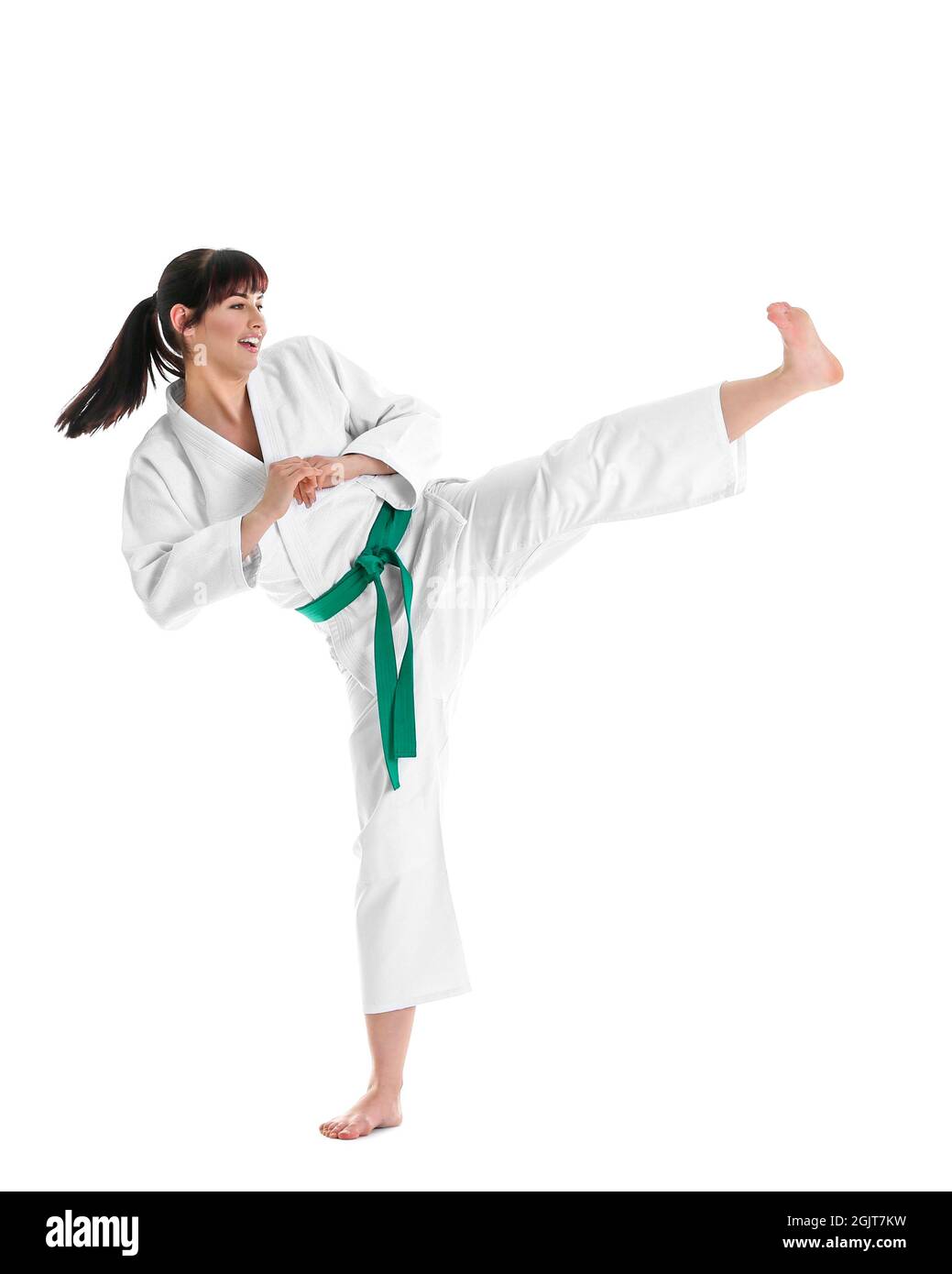 Giovane donna sportiva pratica arti marziali su sfondo bianco Foto Stock