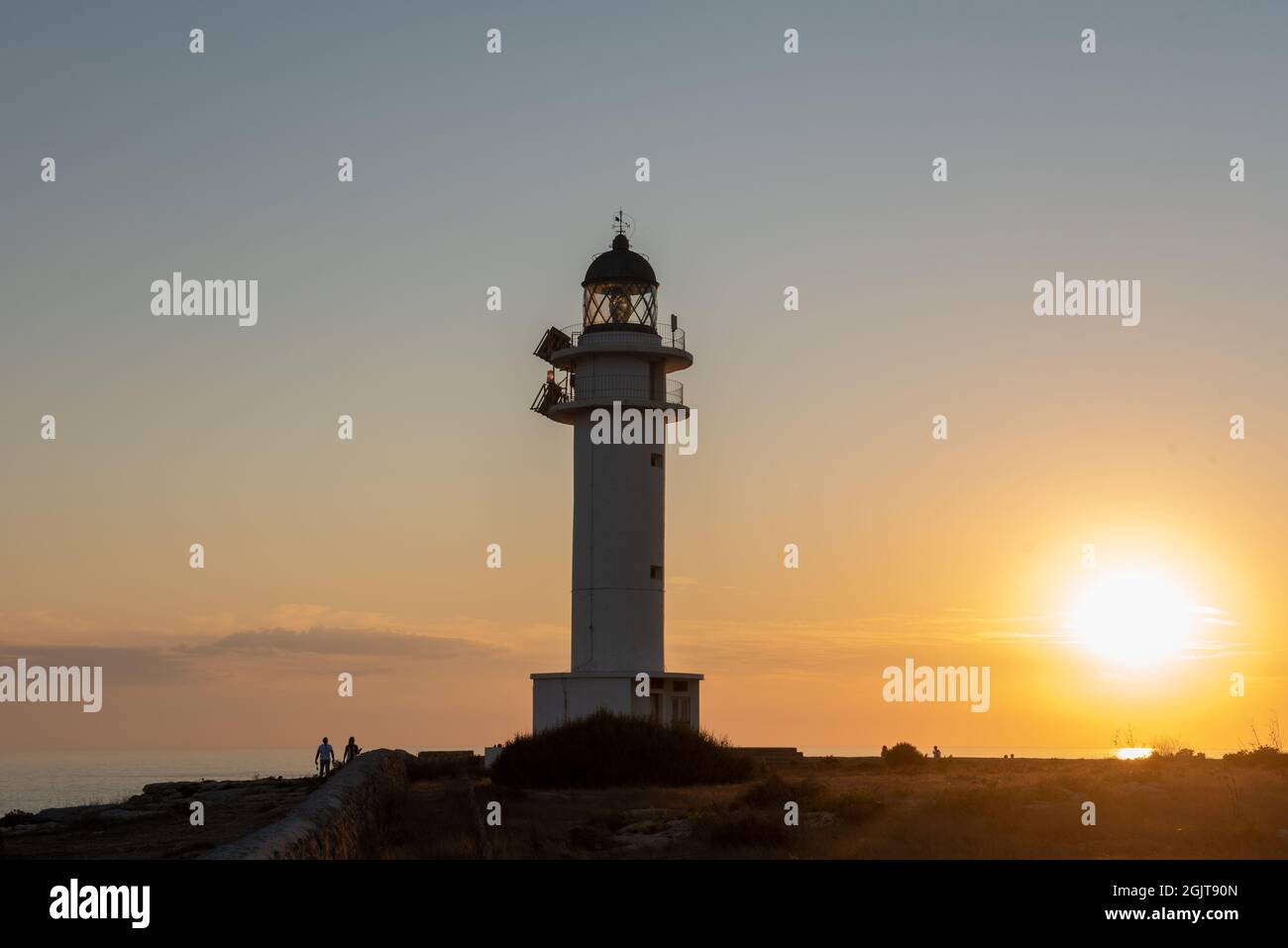 Formentera, Spagna: 2021 settembre 11: La gente cammina lungo la strada verso il faro di Cap de Barbarie a Formentera nell'estate del 2021. Foto Stock